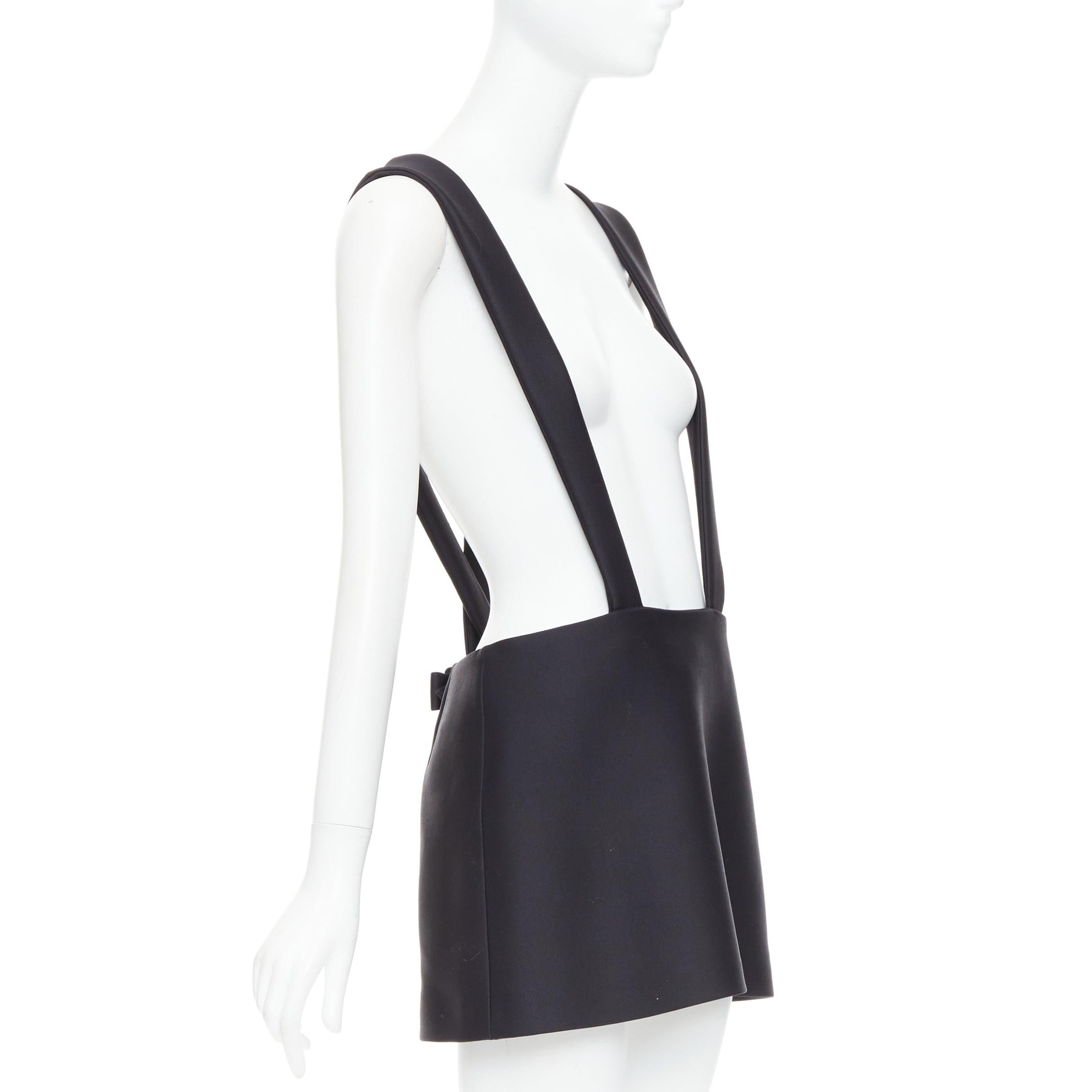 PRADA 2023 schwarz Schurwollmischung Logo-Schleife hinten Straps-Minirock IT40 S im Zustand „Neu“ im Angebot in Hong Kong, NT