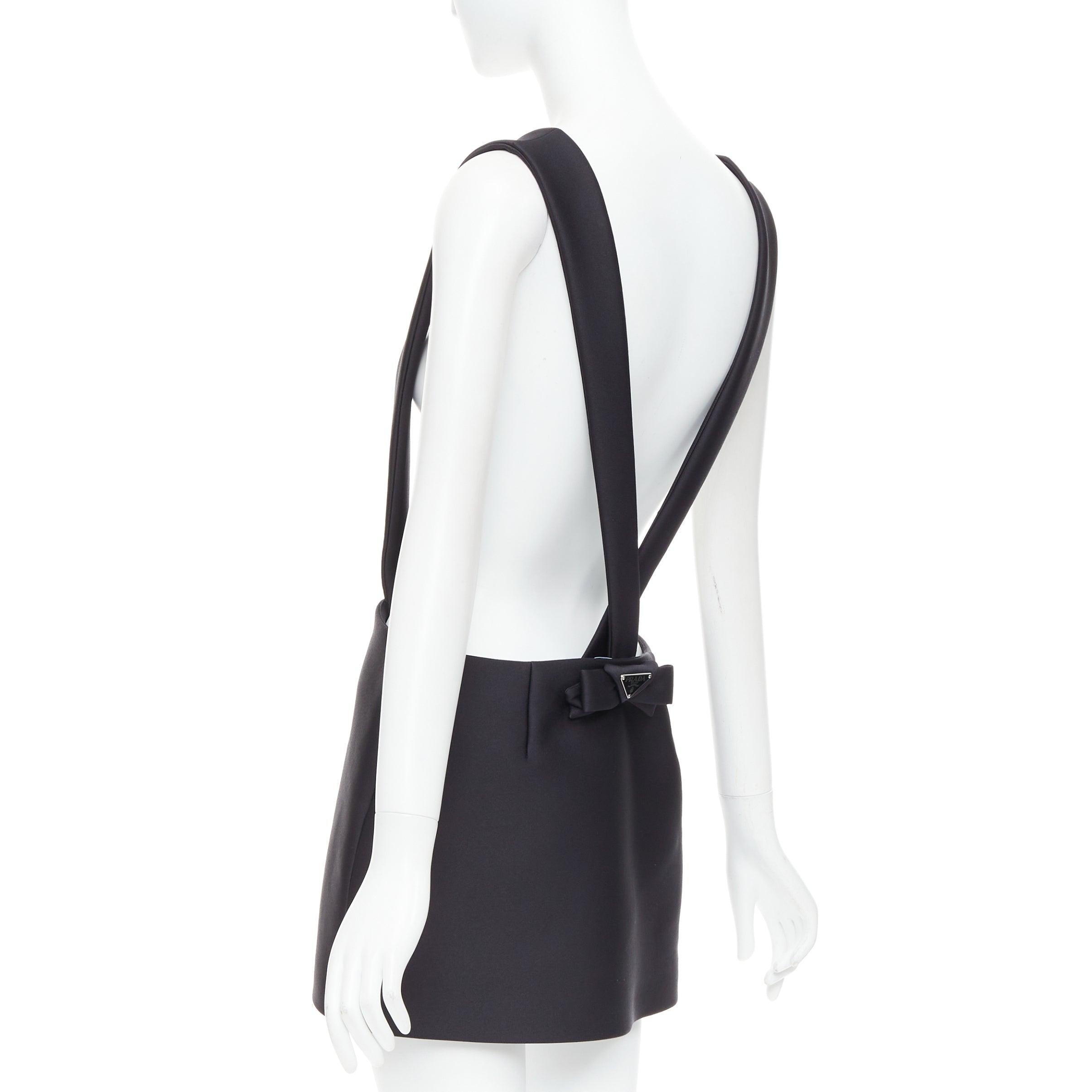PRADA 2023 schwarz Schurwollmischung Logo-Schleife hinten Straps-Minirock IT40 S im Angebot 1