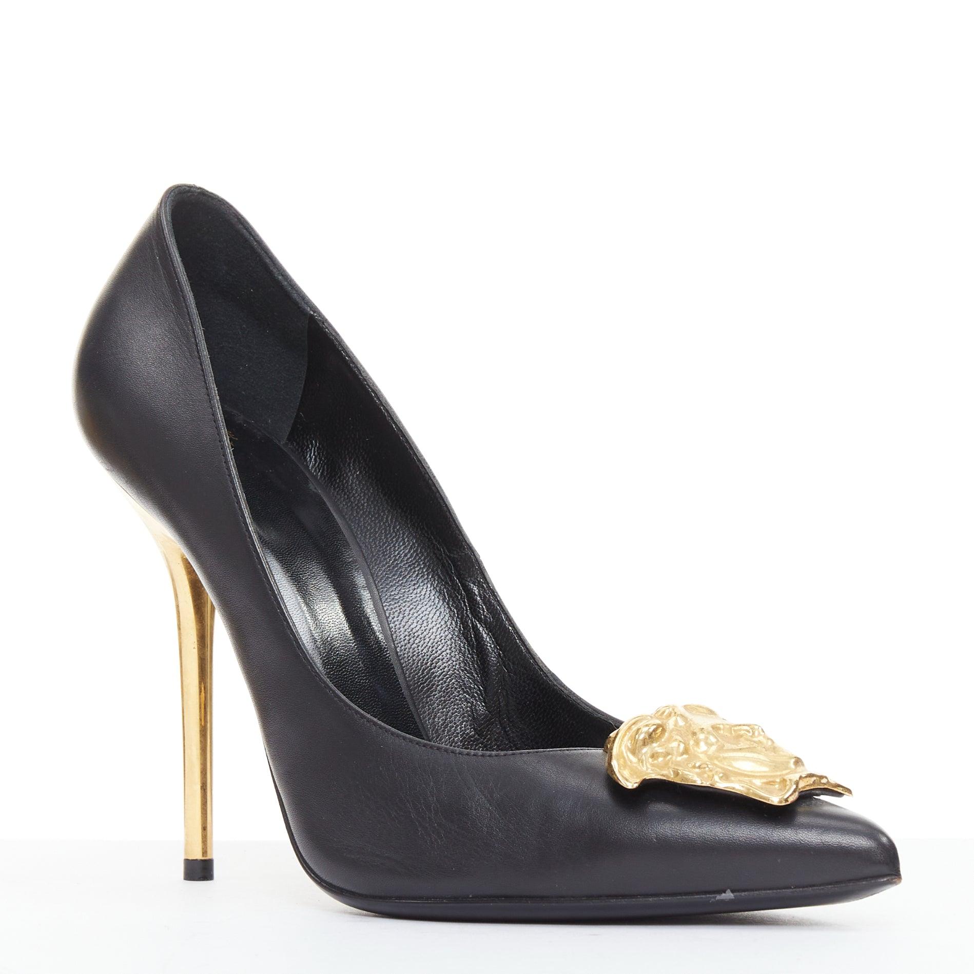 VERSACE Medusa noir emblème or métal talon EU38 Lady Gaga
Référence : TGAS/F00073
Marque : Versace
Designer : Donatella Versace
Vu sur : Lady Gaga
MATERIAL : Cuir
Couleur : noir, or
Motif : Solide
Fermeture : Slip On
Doublure : Cuir noir
Fabriqué en
