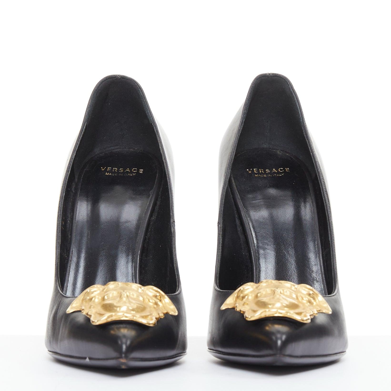 Noir VERSACE Medusa noir emblème or métal talon EU38 Lady Gaga en vente
