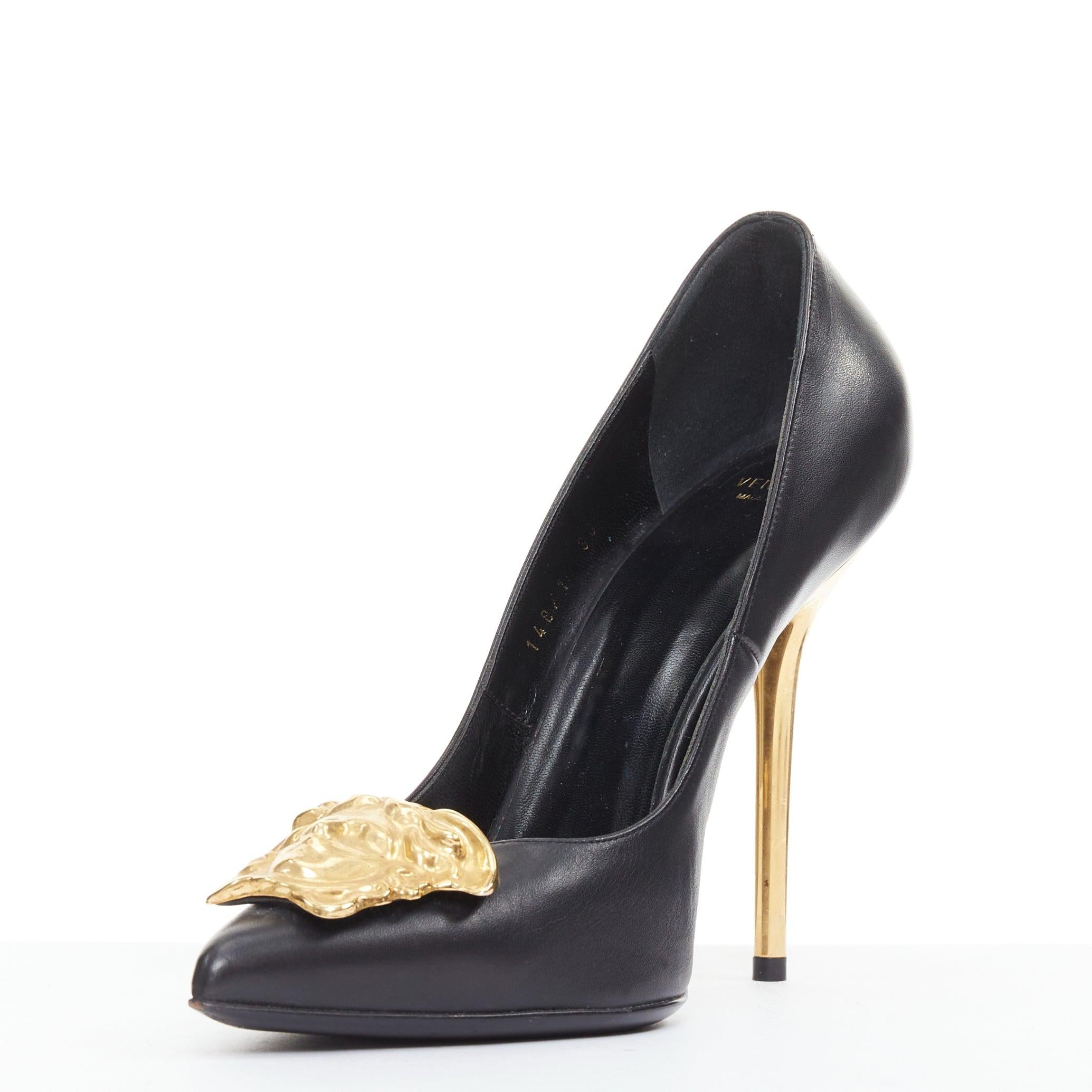 VERSACE Medusa noir emblème or métal talon EU38 Lady Gaga Bon état - En vente à Hong Kong, NT