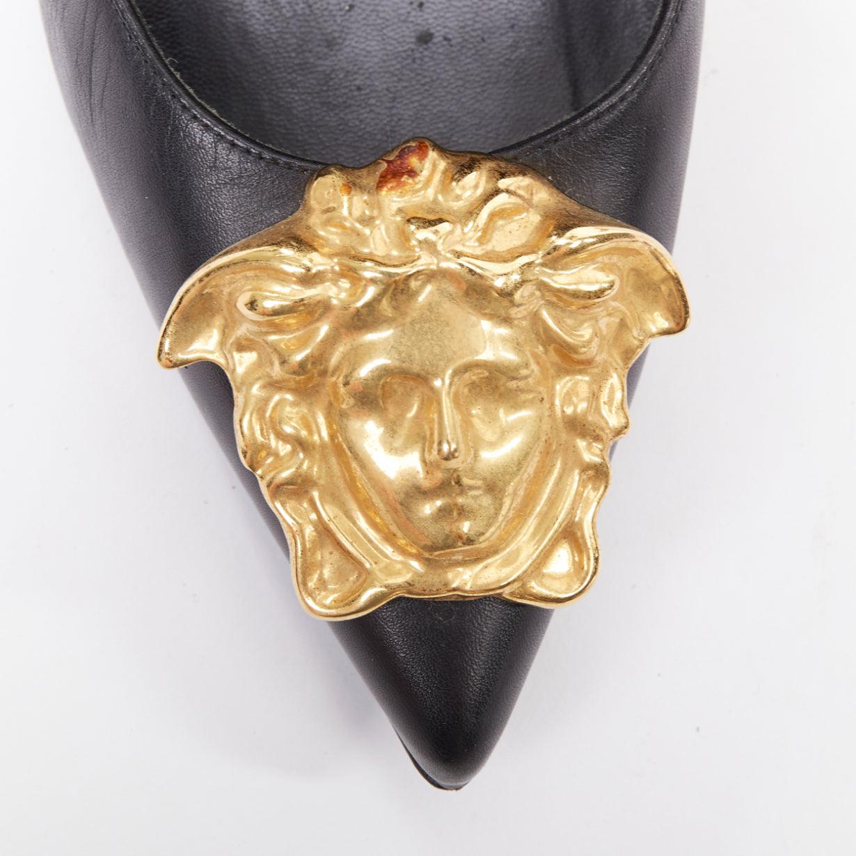 VERSACE Medusa noir emblème or métal talon EU38 Lady Gaga en vente 1