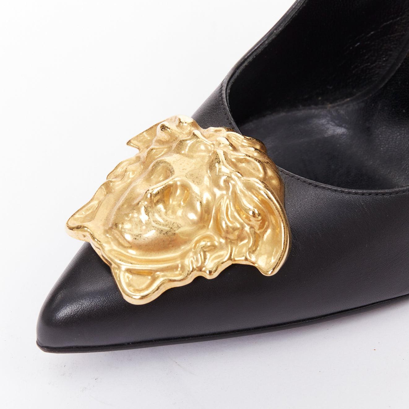 VERSACE Medusa noir emblème or métal talon EU38 Lady Gaga en vente 2