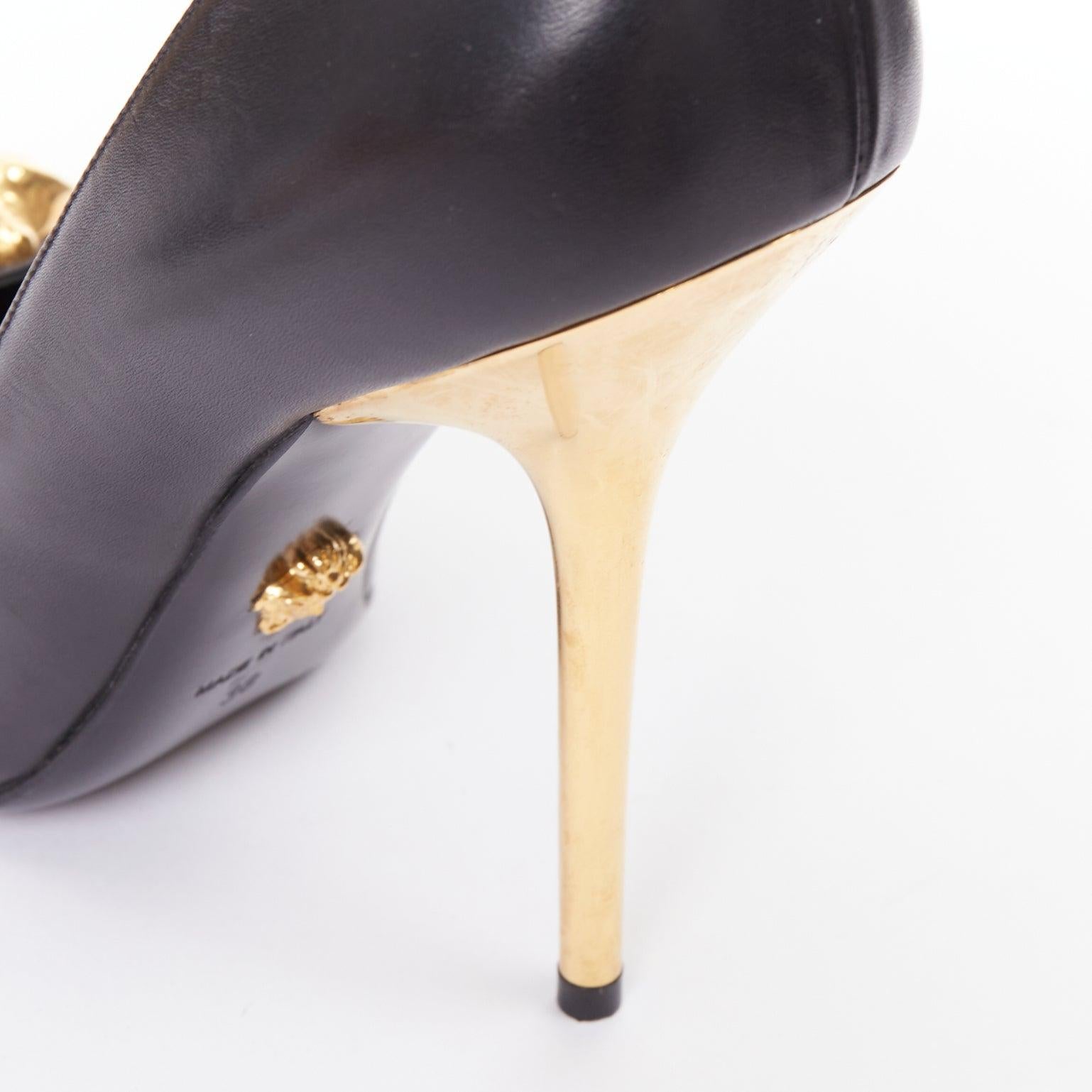 VERSACE Medusa noir emblème or métal talon EU38 Lady Gaga en vente 3