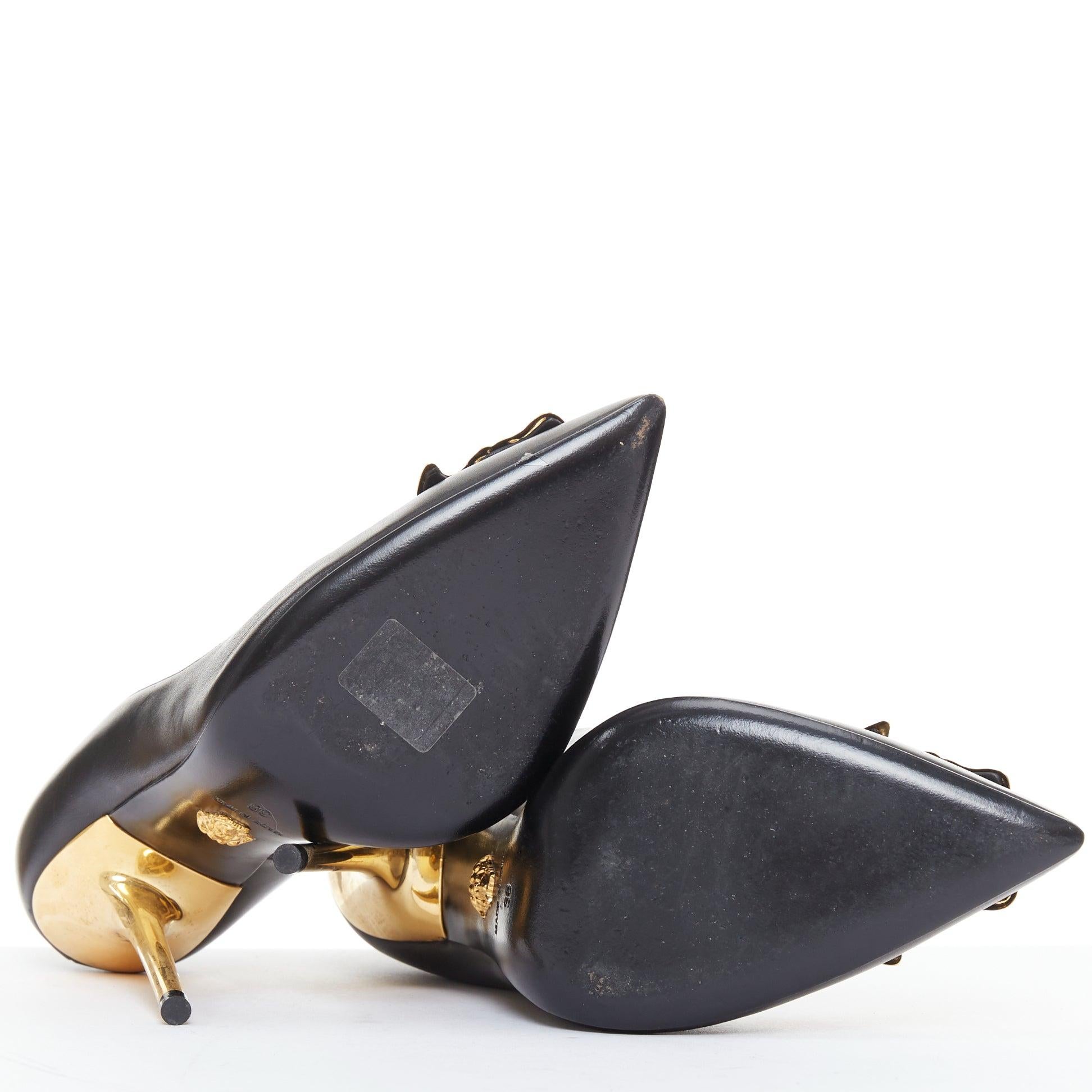 VERSACE Medusa noir emblème or métal talon EU38 Lady Gaga en vente 6