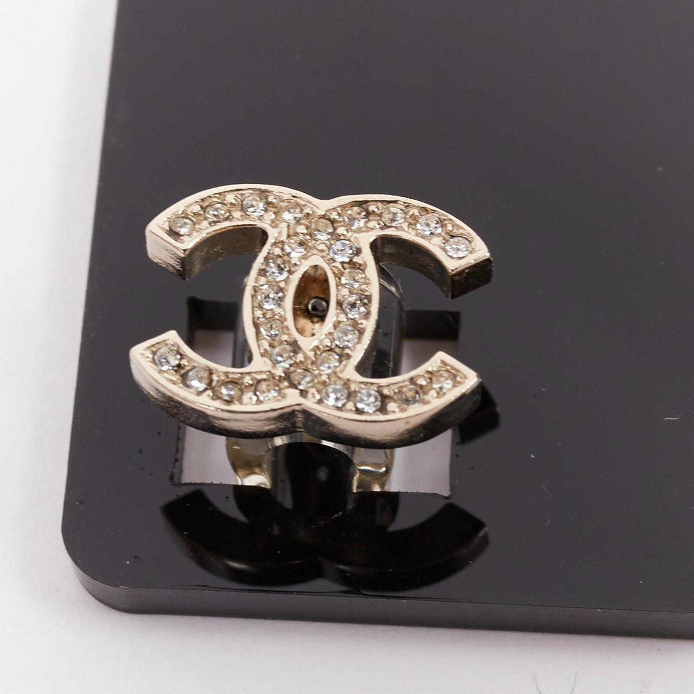 Chanel in argento con pave di cristallo logo CC clip per telefono Set di due In condizioni ottime in vendita a Hong Kong, NT