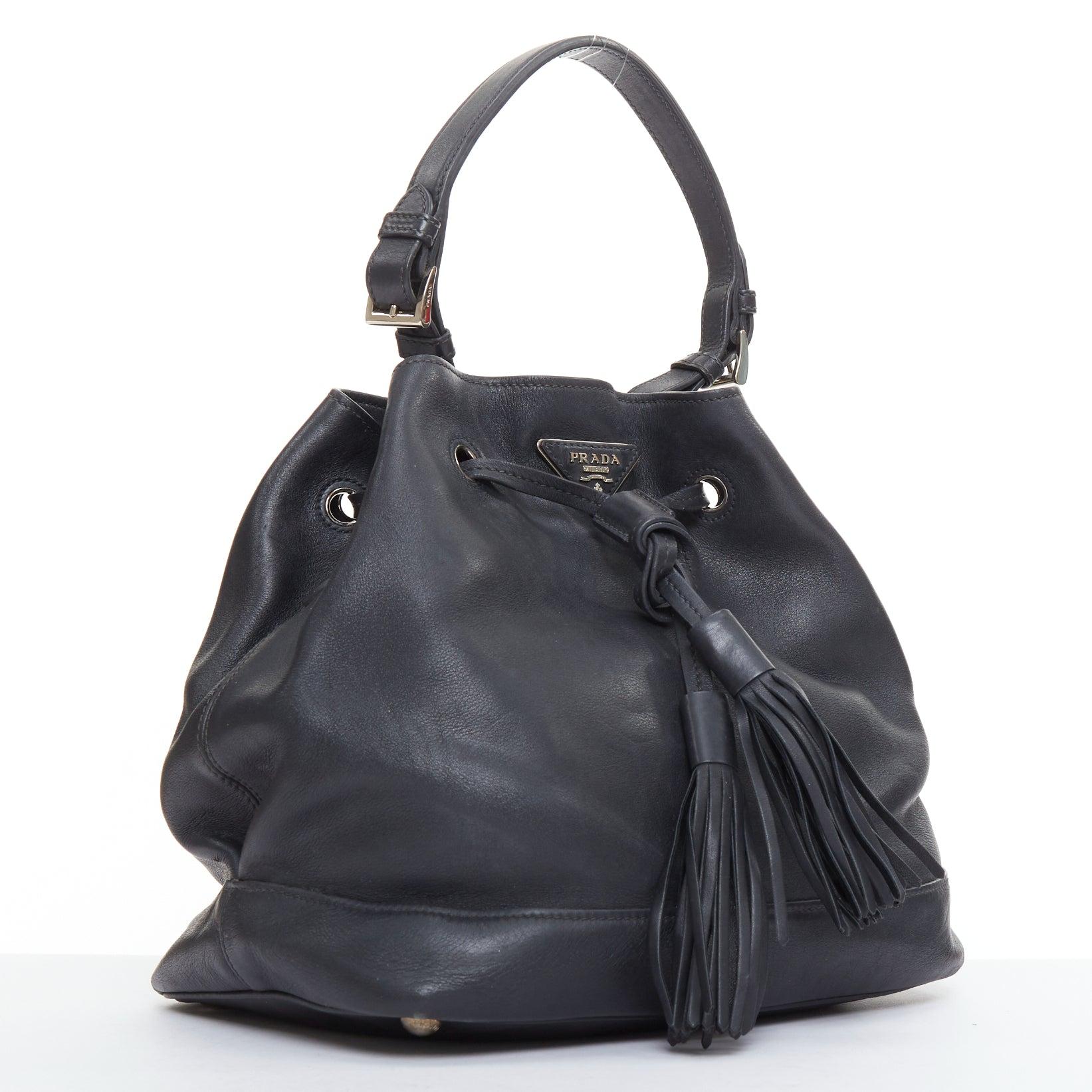 Nero Prada City Calf Bucket Borsa in pelle di vitello nera con coulisse e nappe a triangolo in vendita