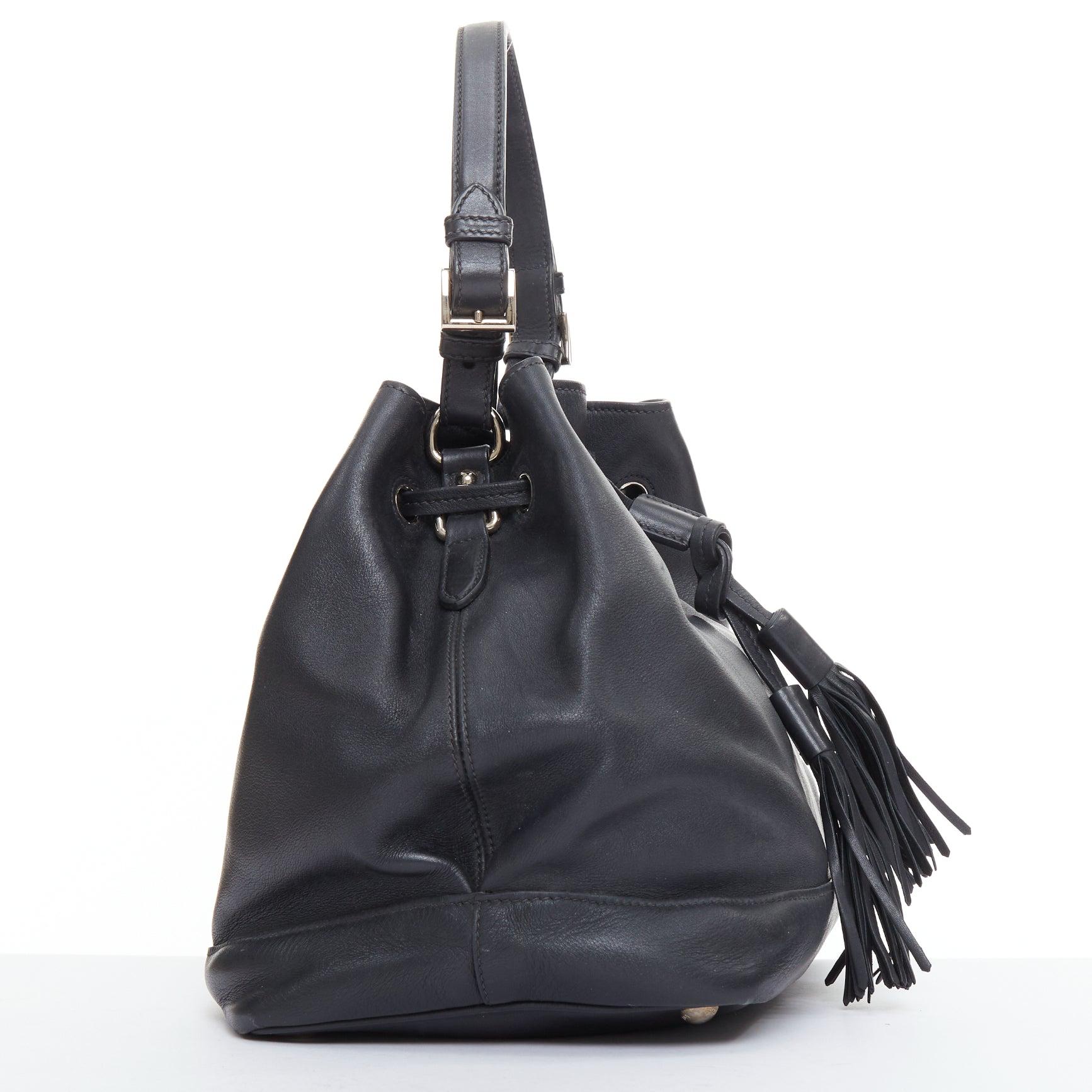 Prada City Calf Bucket Borsa in pelle di vitello nera con coulisse e nappe a triangolo In condizioni discrete in vendita a Hong Kong, NT