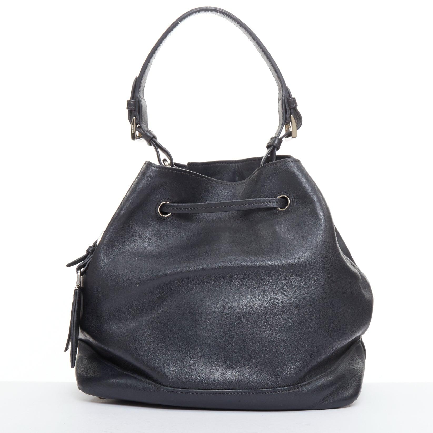 Donna Prada City Calf Bucket Borsa in pelle di vitello nera con coulisse e nappe a triangolo in vendita