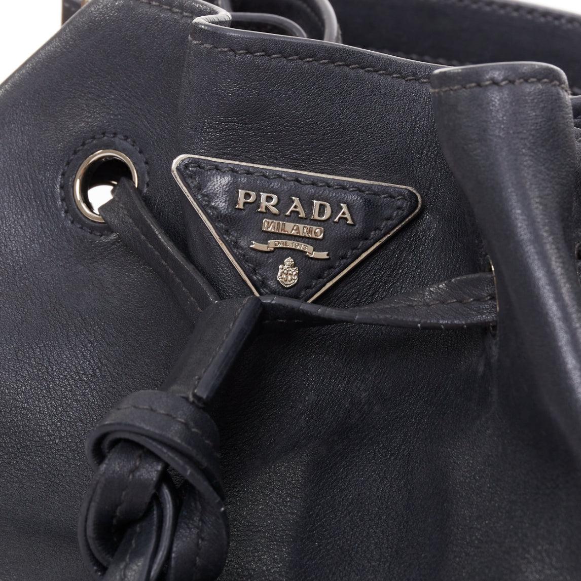 Prada City Calf Bucket Borsa in pelle di vitello nera con coulisse e nappe a triangolo in vendita 2