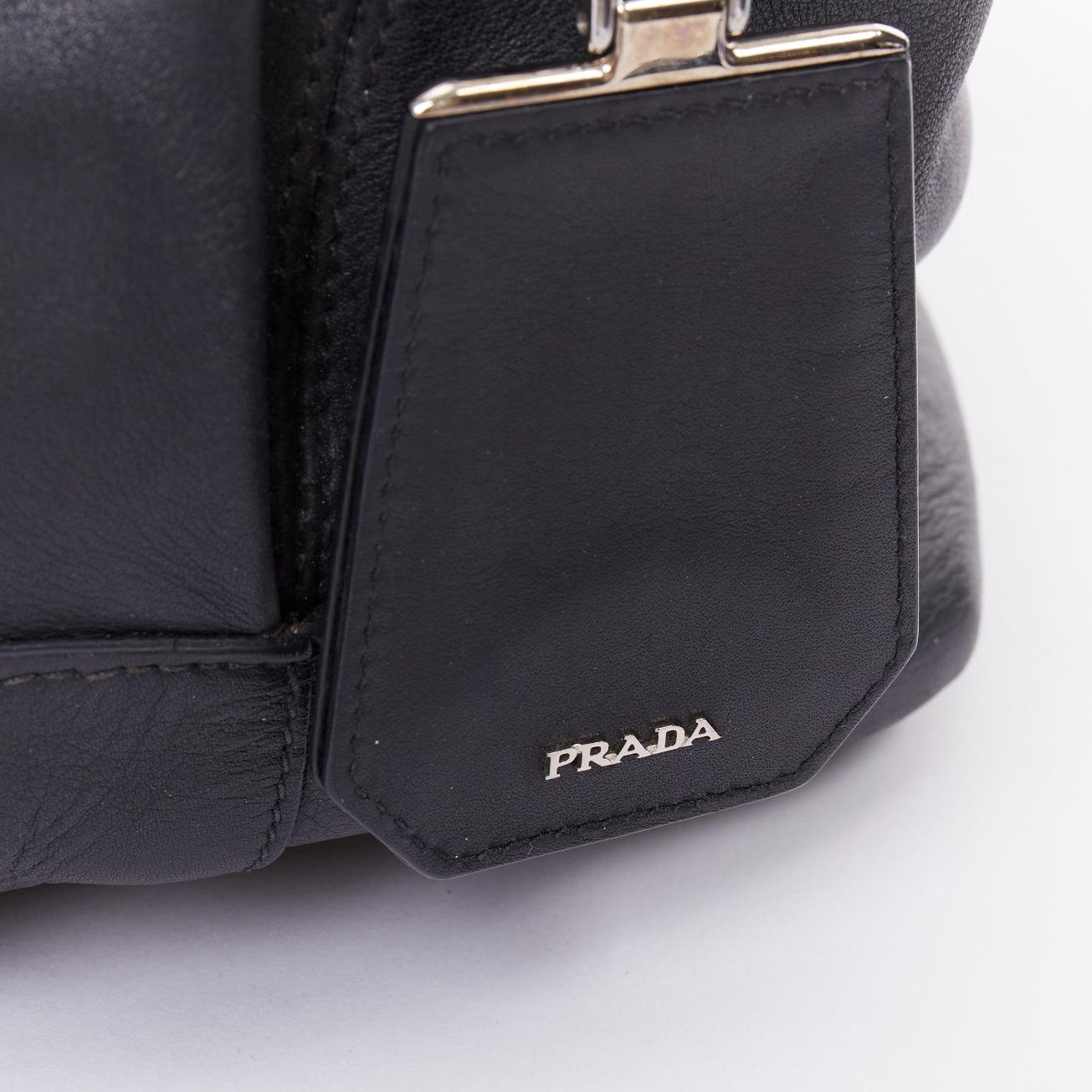 Prada City Calf Bucket Borsa in pelle di vitello nera con coulisse e nappe a triangolo in vendita 3