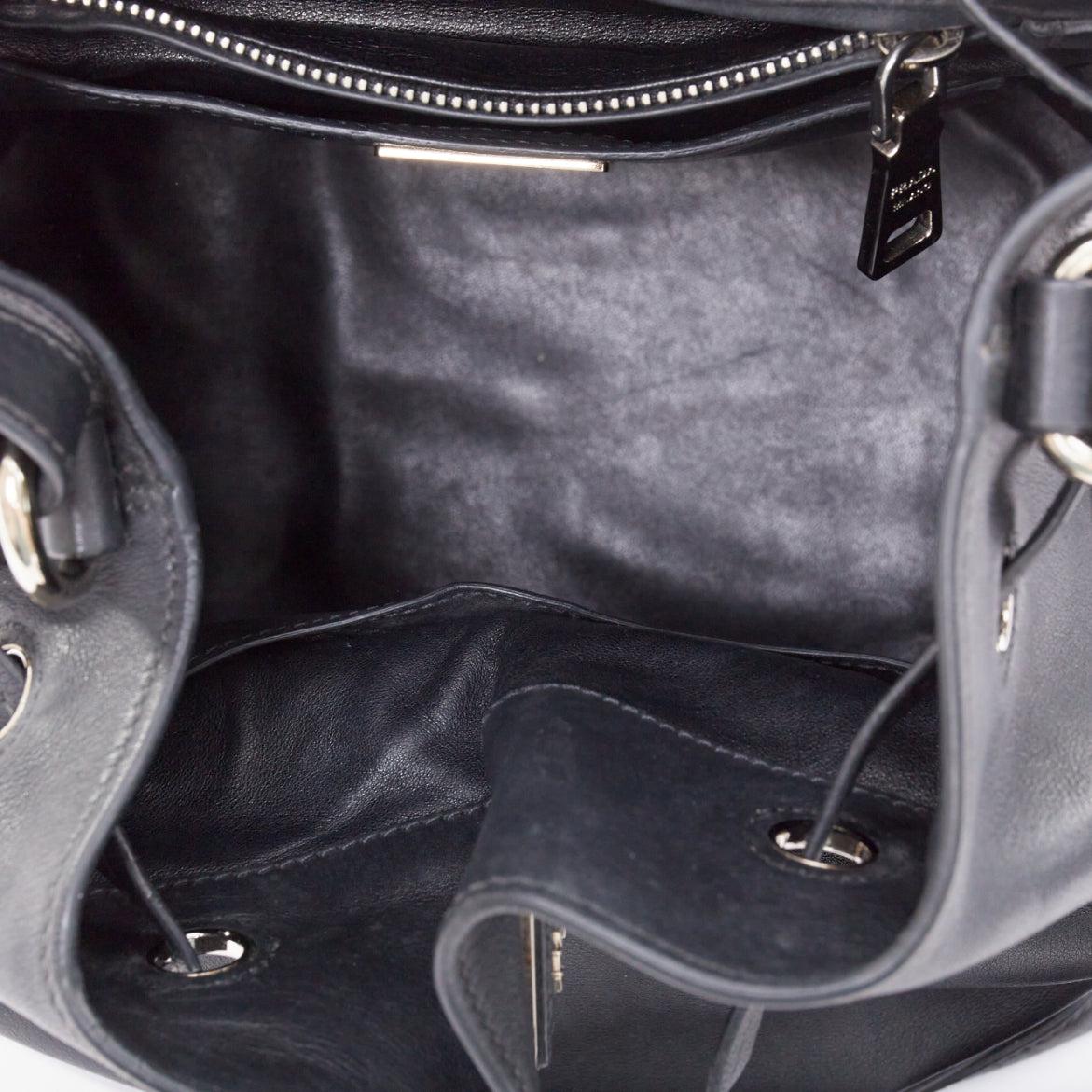 Prada City Calf Bucket Borsa in pelle di vitello nera con coulisse e nappe a triangolo in vendita 4