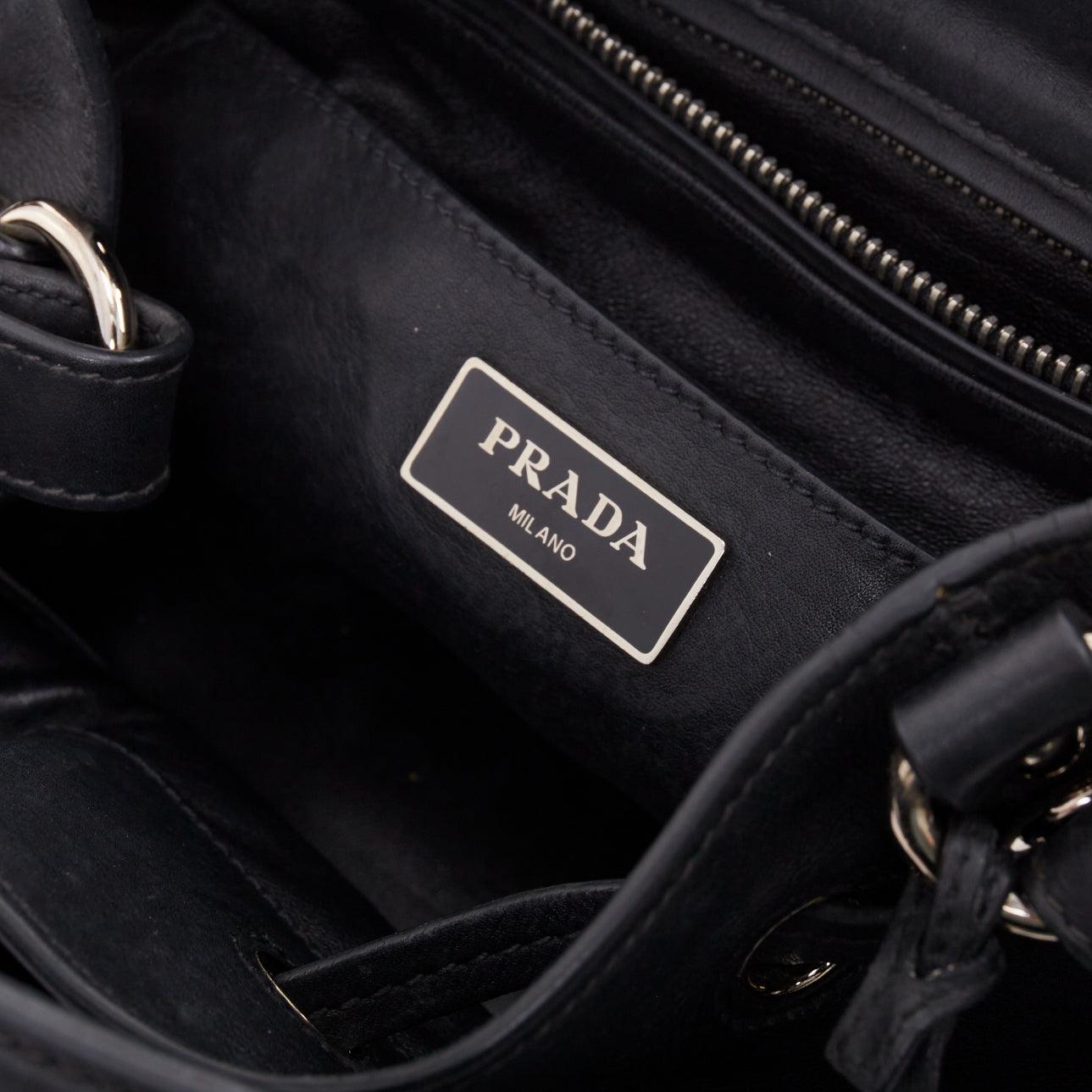 Prada City Calf Bucket Borsa in pelle di vitello nera con coulisse e nappe a triangolo in vendita 5