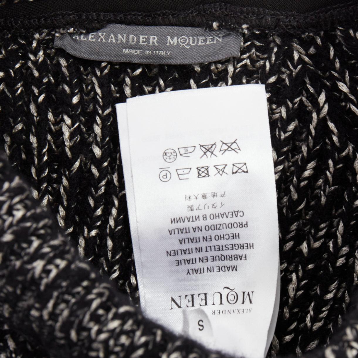 Alexander McQueen - maglione grigio con orlo a gradini sfrangiato in maglia raglan S in vendita 3