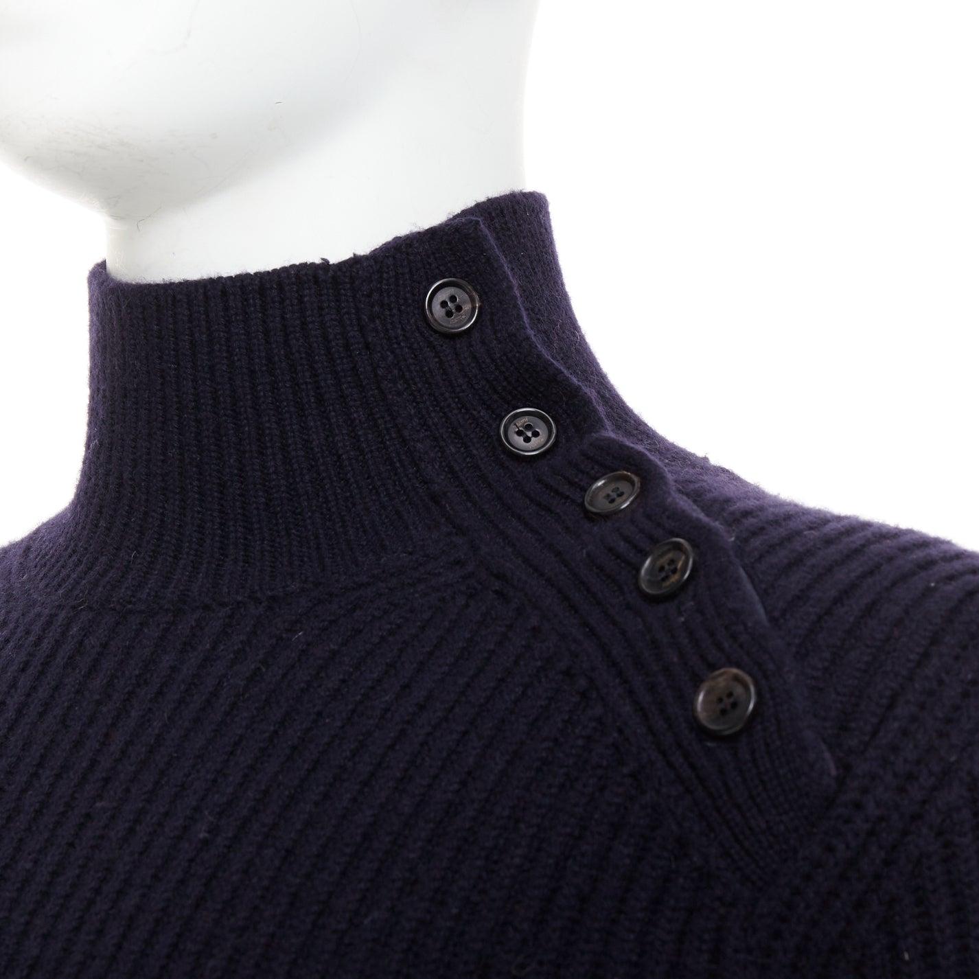 BRIONI 100% Kaschmir navy Lederbesatz Seitenknopf Pullover IT48 M
Referenz: TGAS/F00089
Marke: Brioni
MATERIAL: Kaschmir, Leder
Farbe: Marineblau, Blau
Muster: Solide
Verschluss: Knopf
Zusätzliche Details: Seitliche Knöpfe am Hals mit