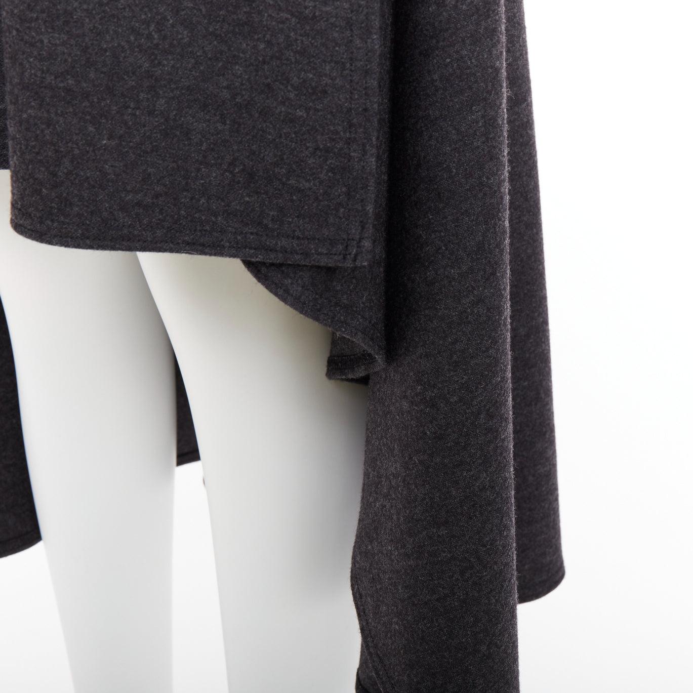 OLD CELINE 2017 Phoebe Philo dunkelgraues Kleid mit tiefem Saum aus Wollmischung FR36 S
Referenz: TGAS/F00067
Marke: Celine
Designer: Phoebe Philo
Collection'S: 2017
MATERIAL: Wolle, Gemisch
Farbe: Grau
Muster: Solide
Verschluss: