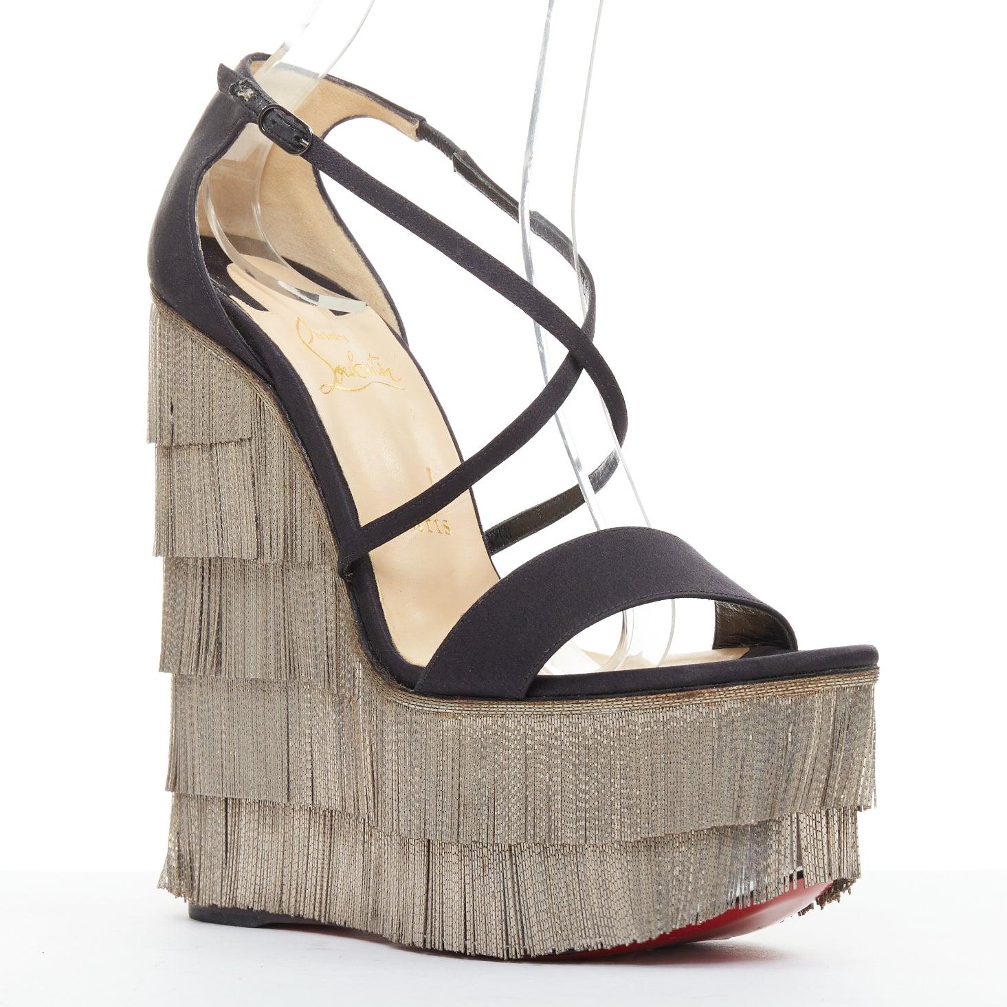 rare CHRISTIAN LOUBOUTIN Foxtrottissima 160 chaîne argentée frange satin noir compensées EU38
Référence : TGAS/F00079
Marque : Christian Louboutin
Modèle : Foxtrottissima 160
Matière : Satin, cuir
Couleur : noir, argent
Motif : Solide
Fermeture :