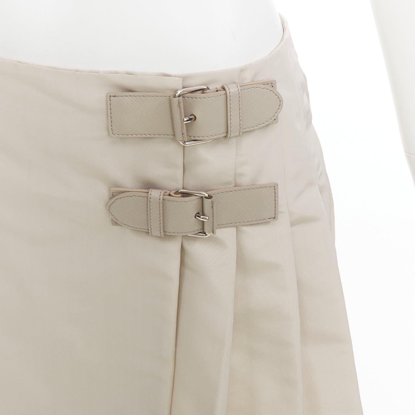 PRADA 2010 Vintage gris clair soie mélangée plissée cuir boucle mini jupe IT42 M
Référence : TGAS/F00068
Marque : Prada
Designer : Miuccia Prada
Collection : 2010
MATERIAL : Soie, mélange
Couleur : Beige
Motif : Solide
Fermeture :