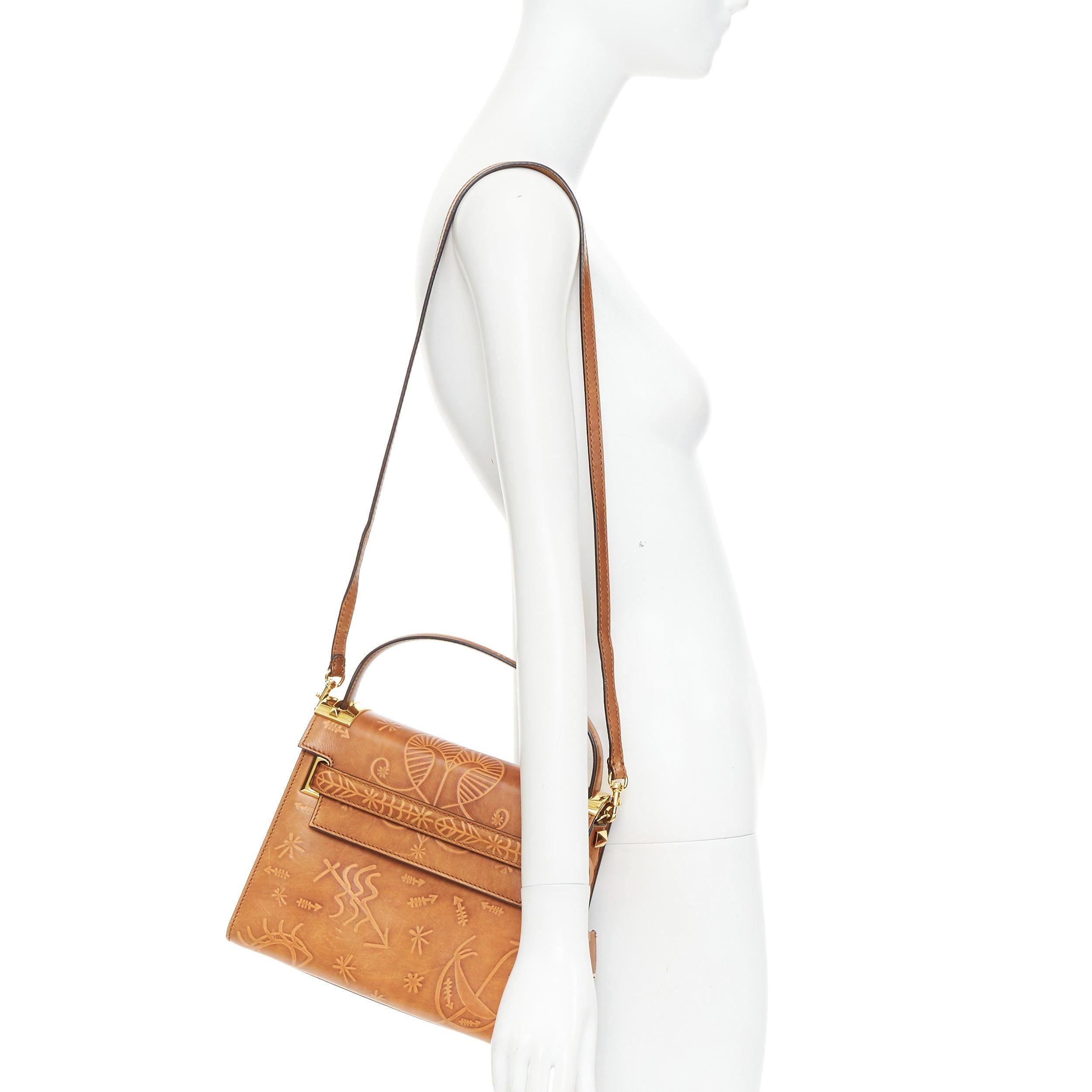 VALENTINO 2017 Santeria Mi Rockstud bolso satchel con asa superior en relieve marrón
Referencia: TGAS/F00115
Marca Valentino
Diseñador: Pier Paolo Piccioli
Model No: Mi Rockstud
Colección: Resort 2017 - Pasarela
Material: Piel
Color: Marrón
Patrón: