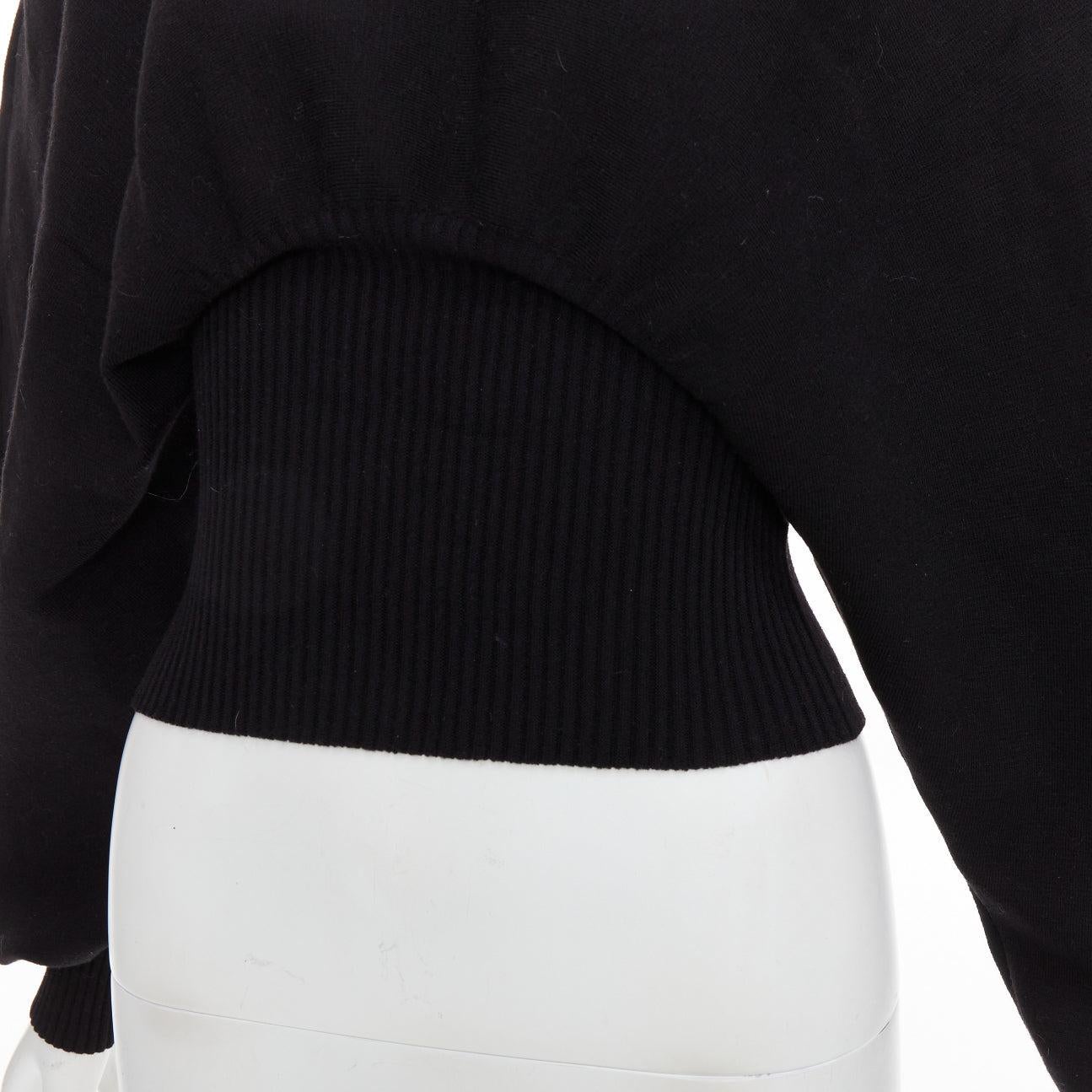 BOTTEGA VENETA Pull-over crop à manches arrondies en laine sculpturale noire Daniel Lee XS
Référence : TGAS/F00081
Marque : Bottega Veneta
Designer : Daniel Lee
MATERIAL : Laine, mélange
Couleur : Noir
Motif : Solide
Fermeture : Pull-over
Détails