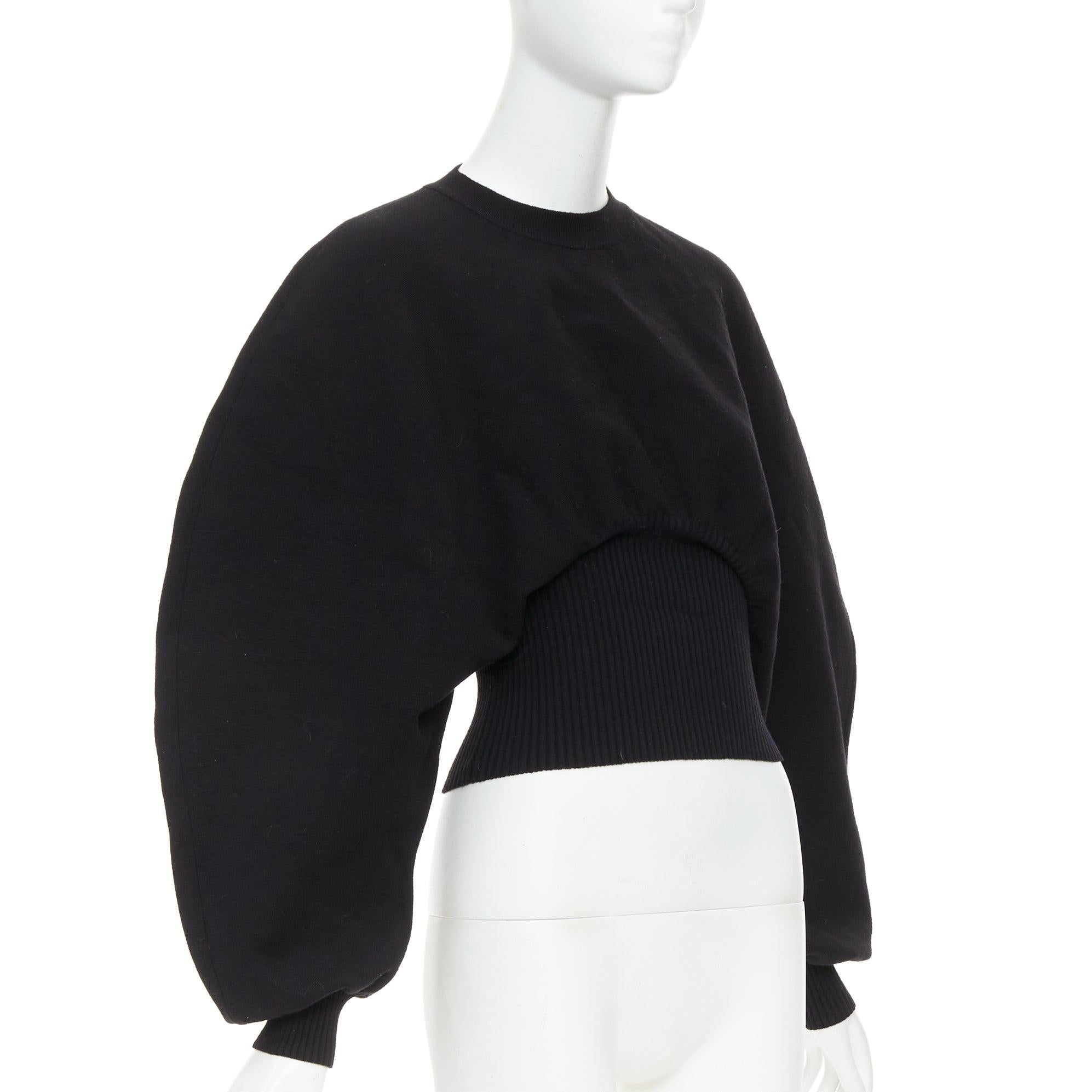 Noir BOTTEGA VENETA Pull-over crop à manches arrondies en laine sculpturale noire Daniel Lee XS en vente
