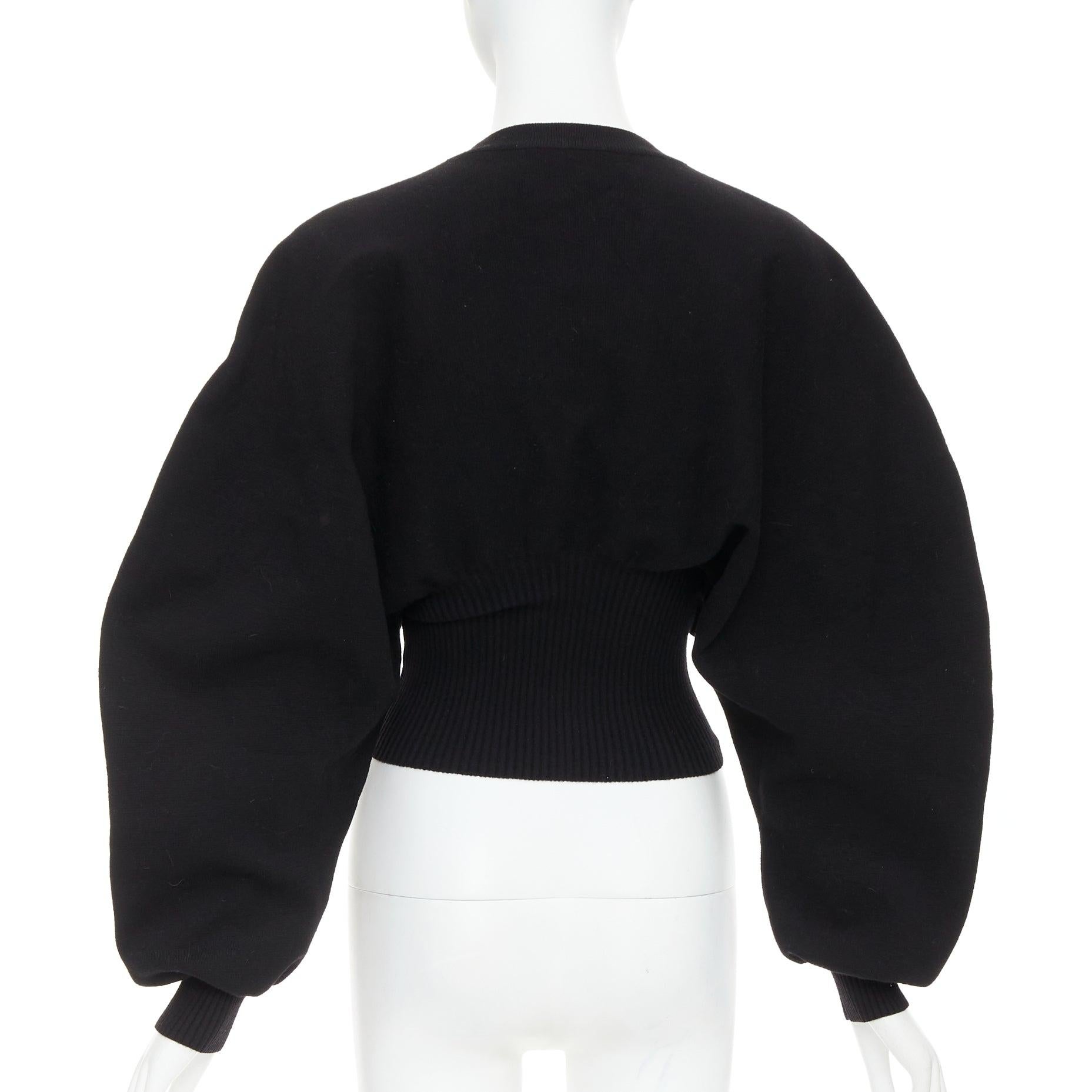 BOTTEGA VENETA Pull-over crop à manches arrondies en laine sculpturale noire Daniel Lee XS Pour femmes en vente