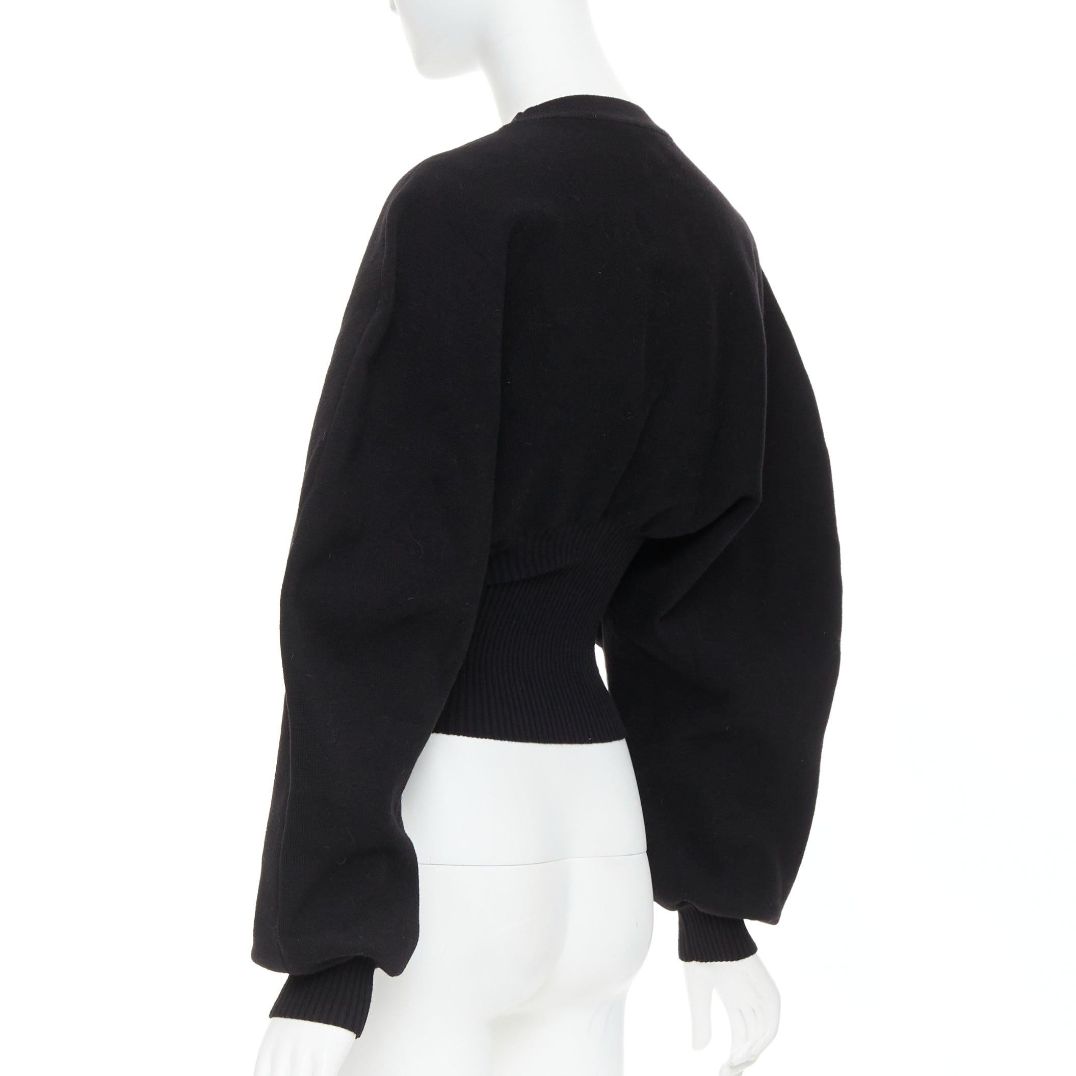 BOTTEGA VENETA Pull-over crop à manches arrondies en laine sculpturale noire Daniel Lee XS en vente 1