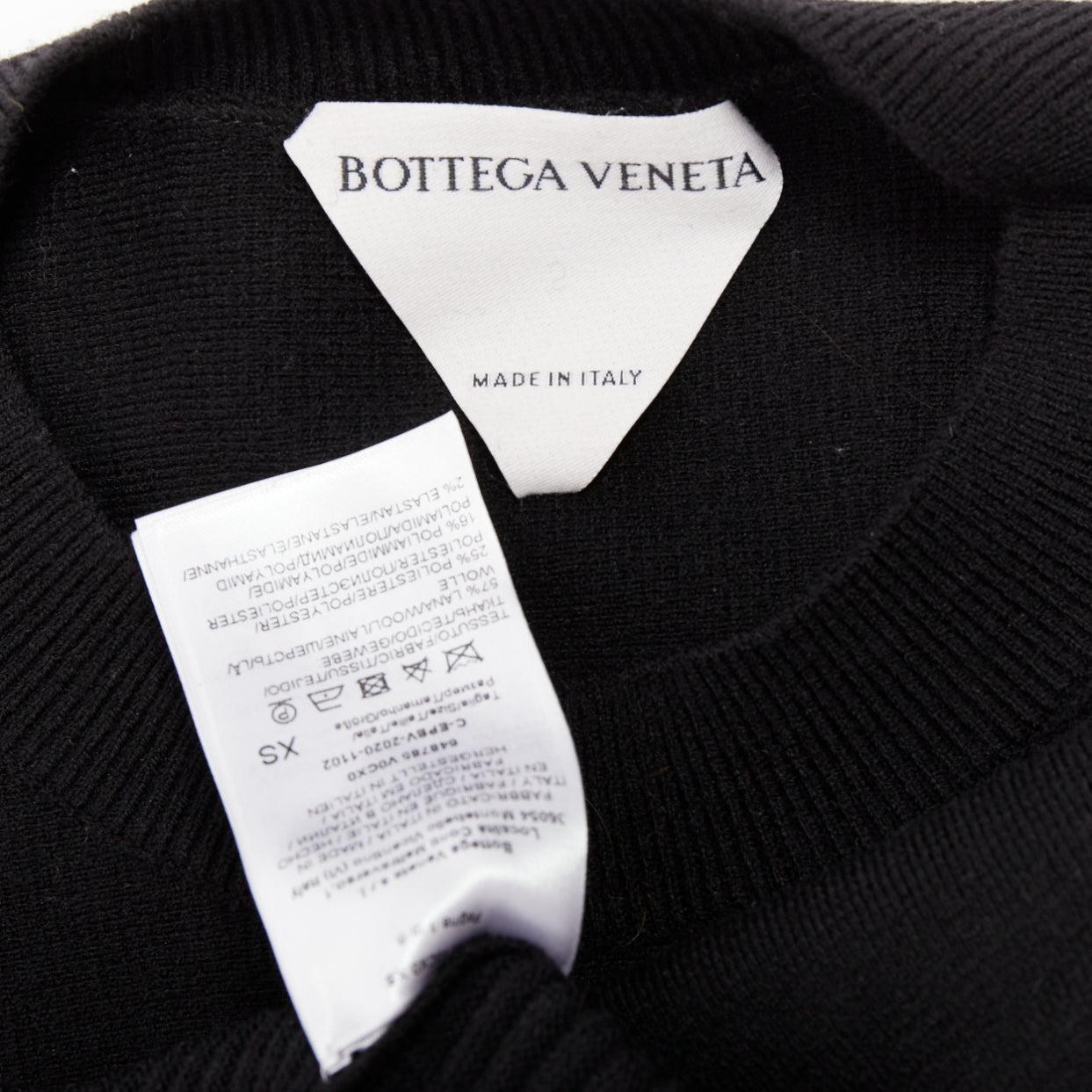BOTTEGA VENETA Pull-over crop à manches arrondies en laine sculpturale noire Daniel Lee XS en vente 3