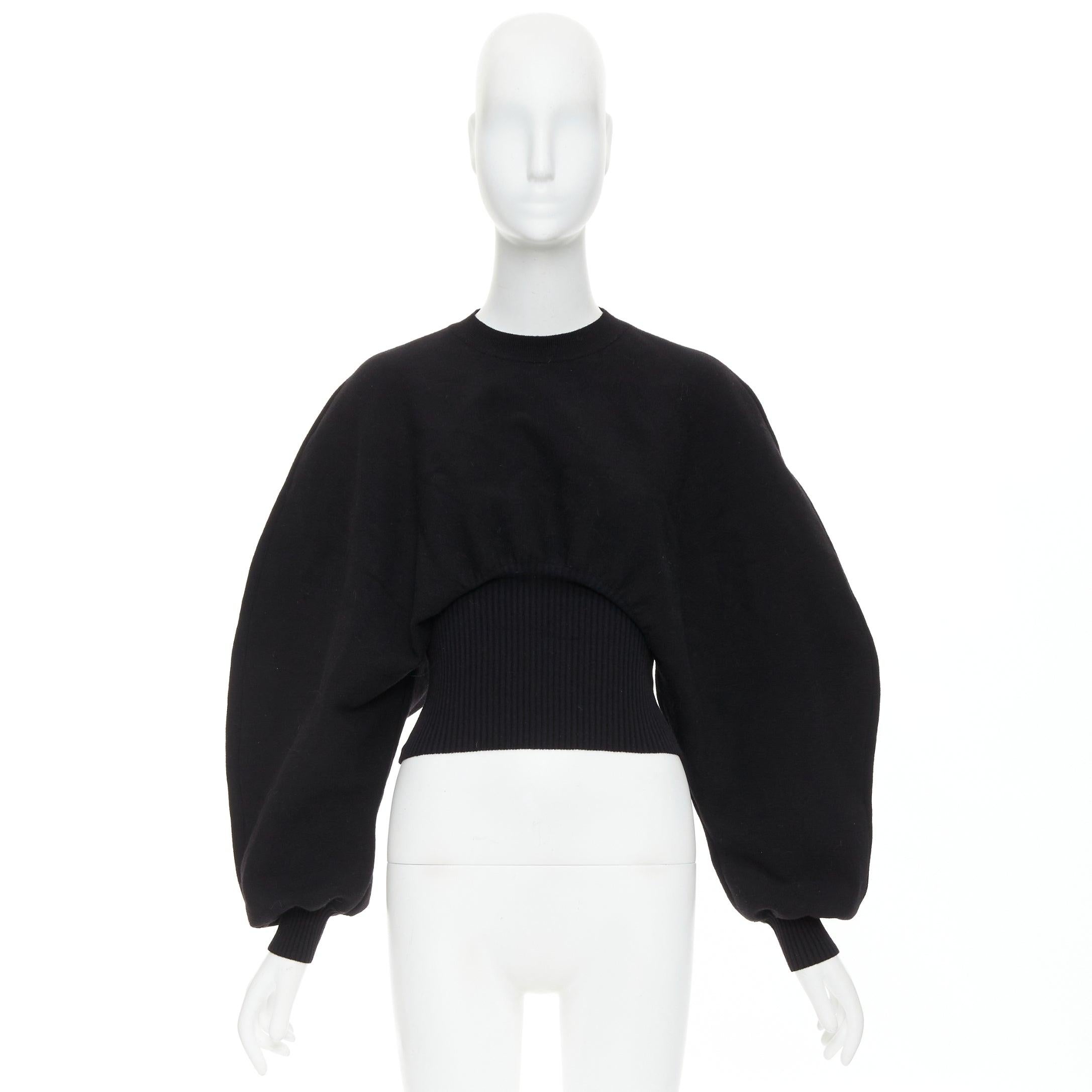 BOTTEGA VENETA Pull-over crop à manches arrondies en laine sculpturale noire Daniel Lee XS en vente 4