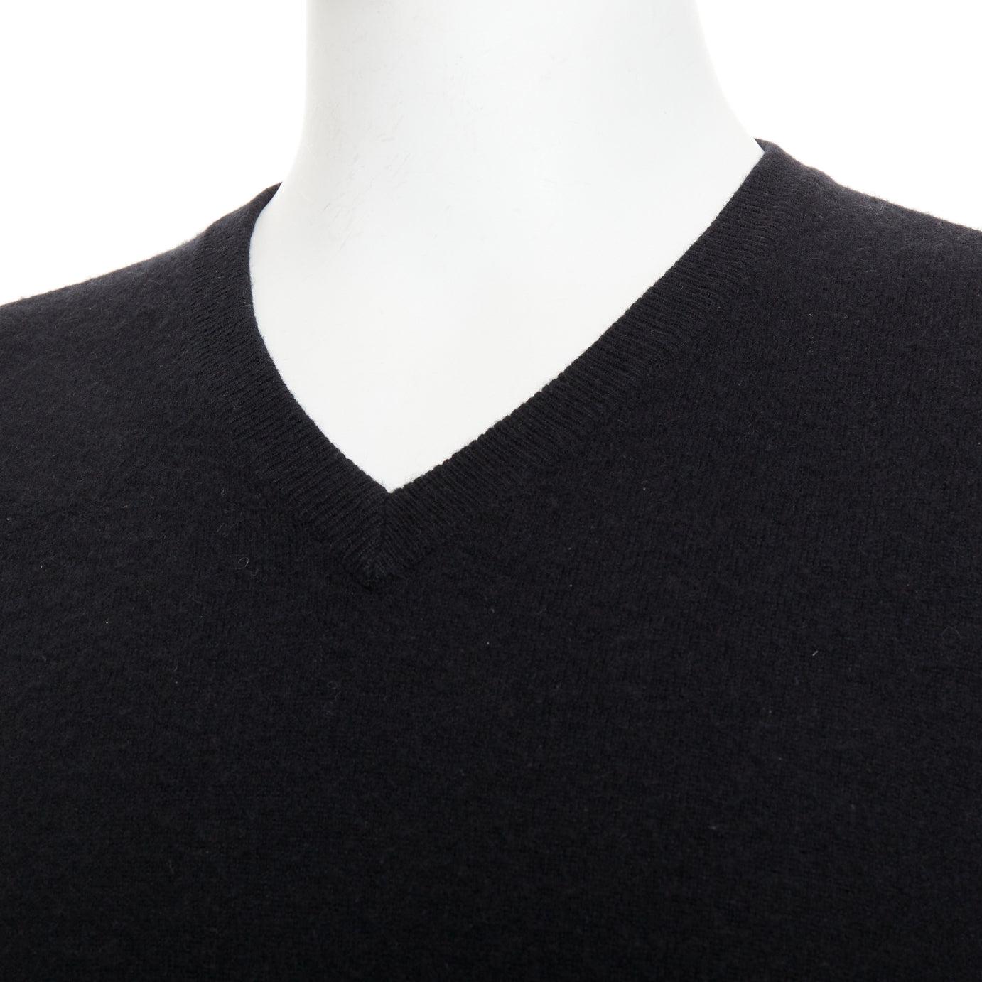 HERMES 100% Kaschmir schwarz V-Ausschnitt minimal klassischer Pullover XL
Referenz: TGAS/F00092
Marke: Hermes
MATERIAL: 100% Kaschmir
Farbe: Schwarz
Muster: Solide
Verschluss: Slip On
Zusätzliche Details: V-Ausschnitt.
Hergestellt in: