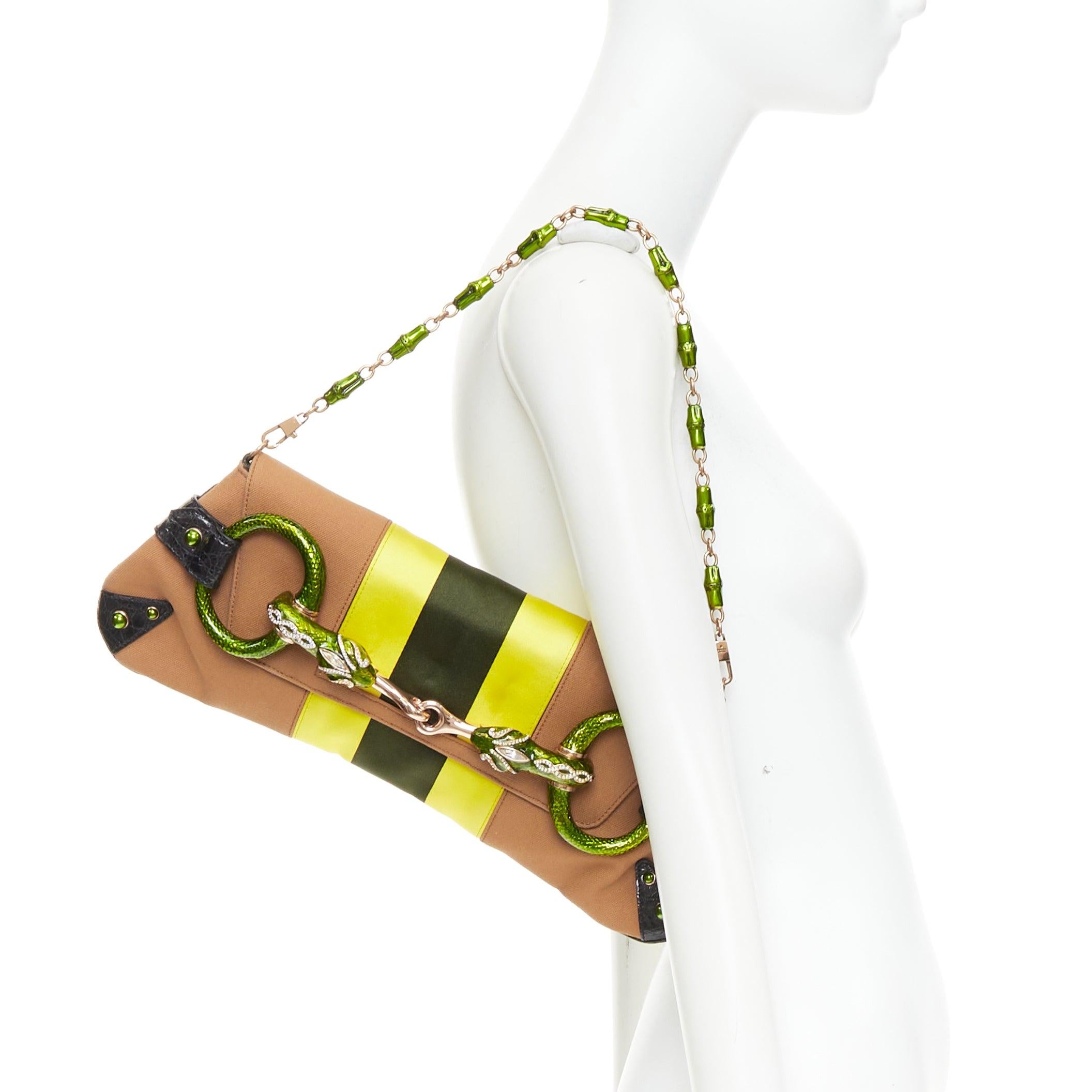 raro Tom Ford for Gucci 2004 green Dragon Horsebit crystal buckle tan yellow canvas clutch bag
Riferimento: TGAS/F00116
Marchio: Gucci
Designer: Tom Ford
Model: Horsebit
Collezione: 2004 - Pista
Materiale: Tessuto, pelle
Colore: Marrone,