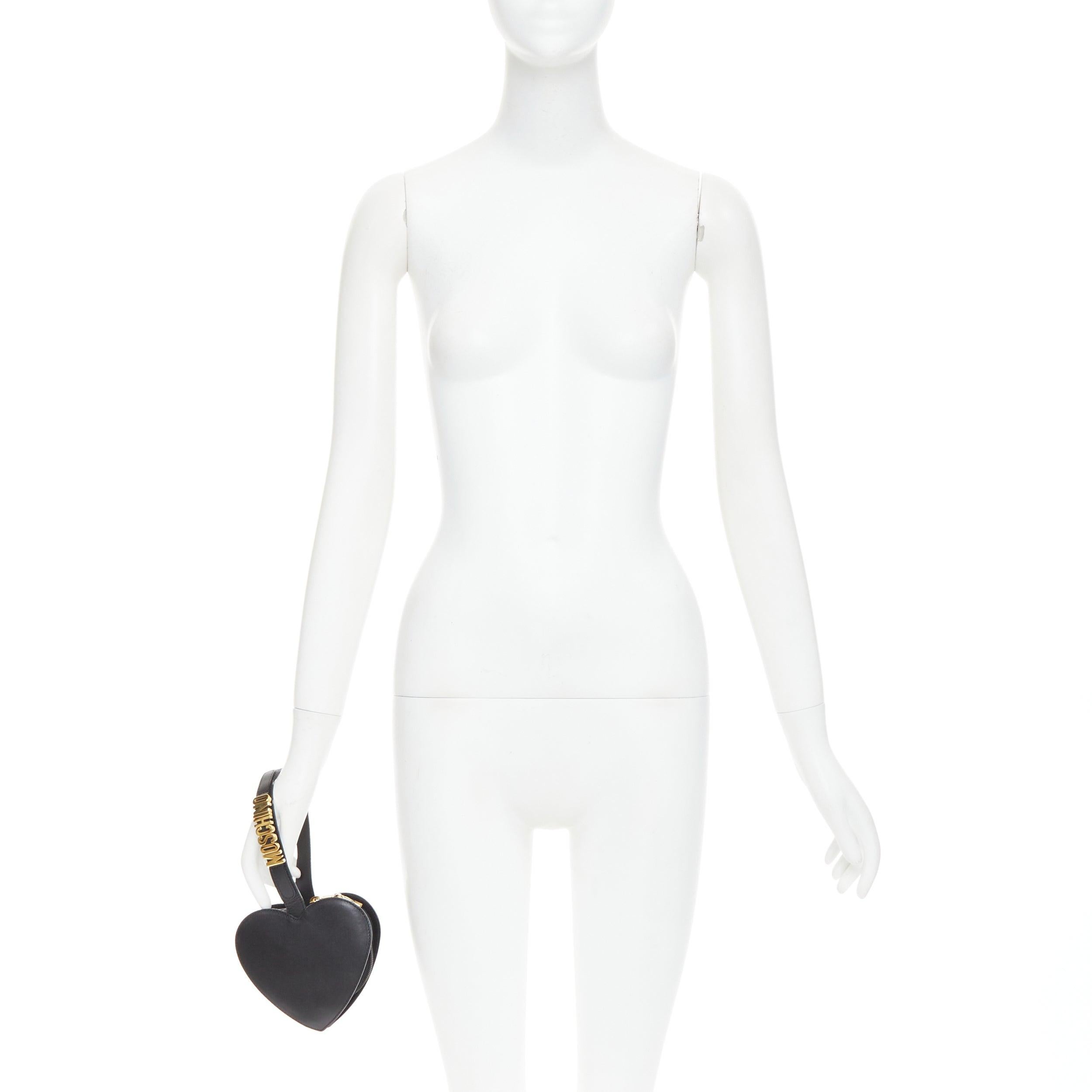 MOSCHINO Vintage Heart pochette à bracelet en cuir souple noir et or
Référence : TGAS/F00083
Marque : Moschino
MATERIAL : Cuir
Couleur : noir, or
Motif : Solide
Fermeture : Zip
Doublure : Tissu noir
Détails supplémentaires : Bracelet en cuir noir