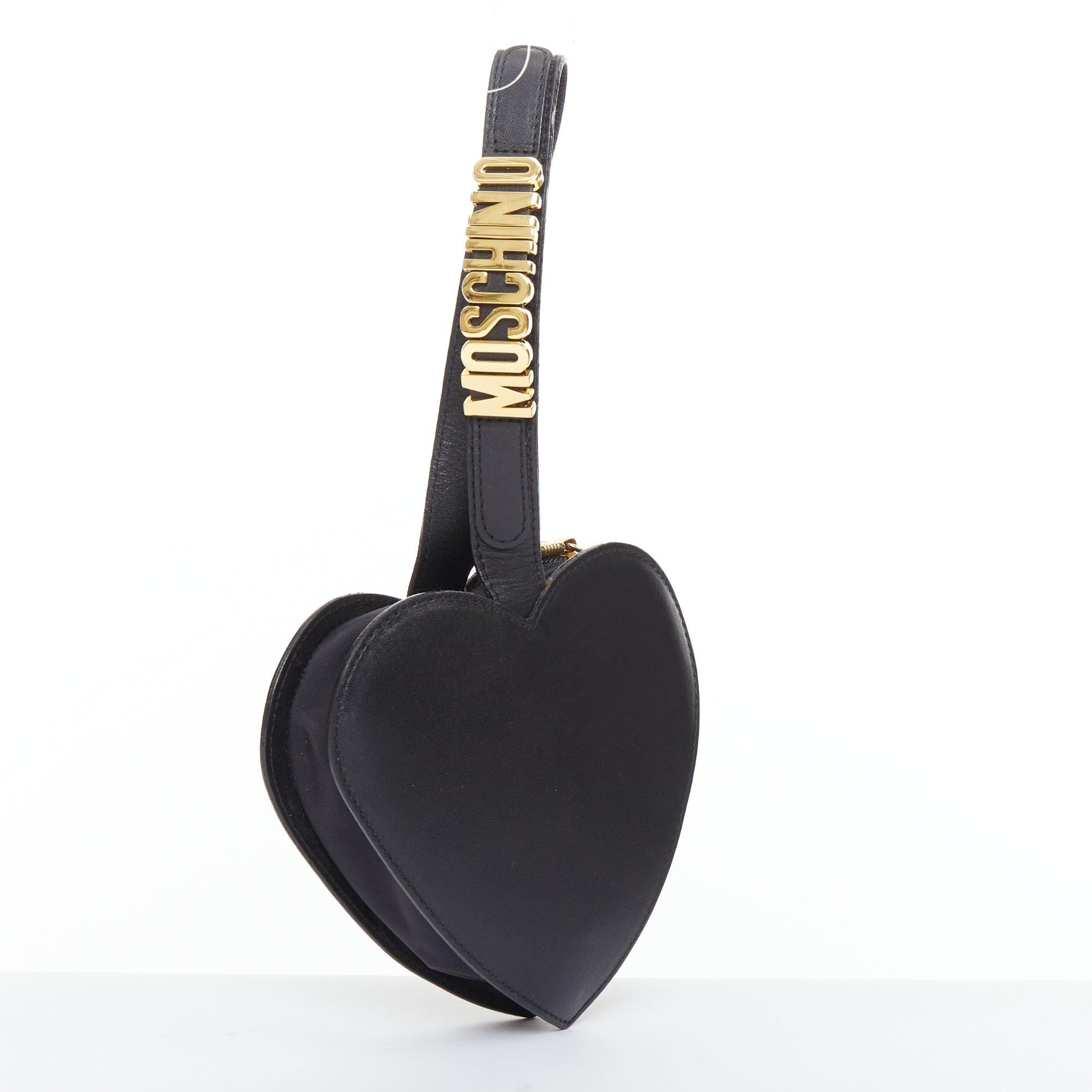 Noir MOSCHINO Vintage Heart pochette à bracelet en cuir souple noir et or en vente