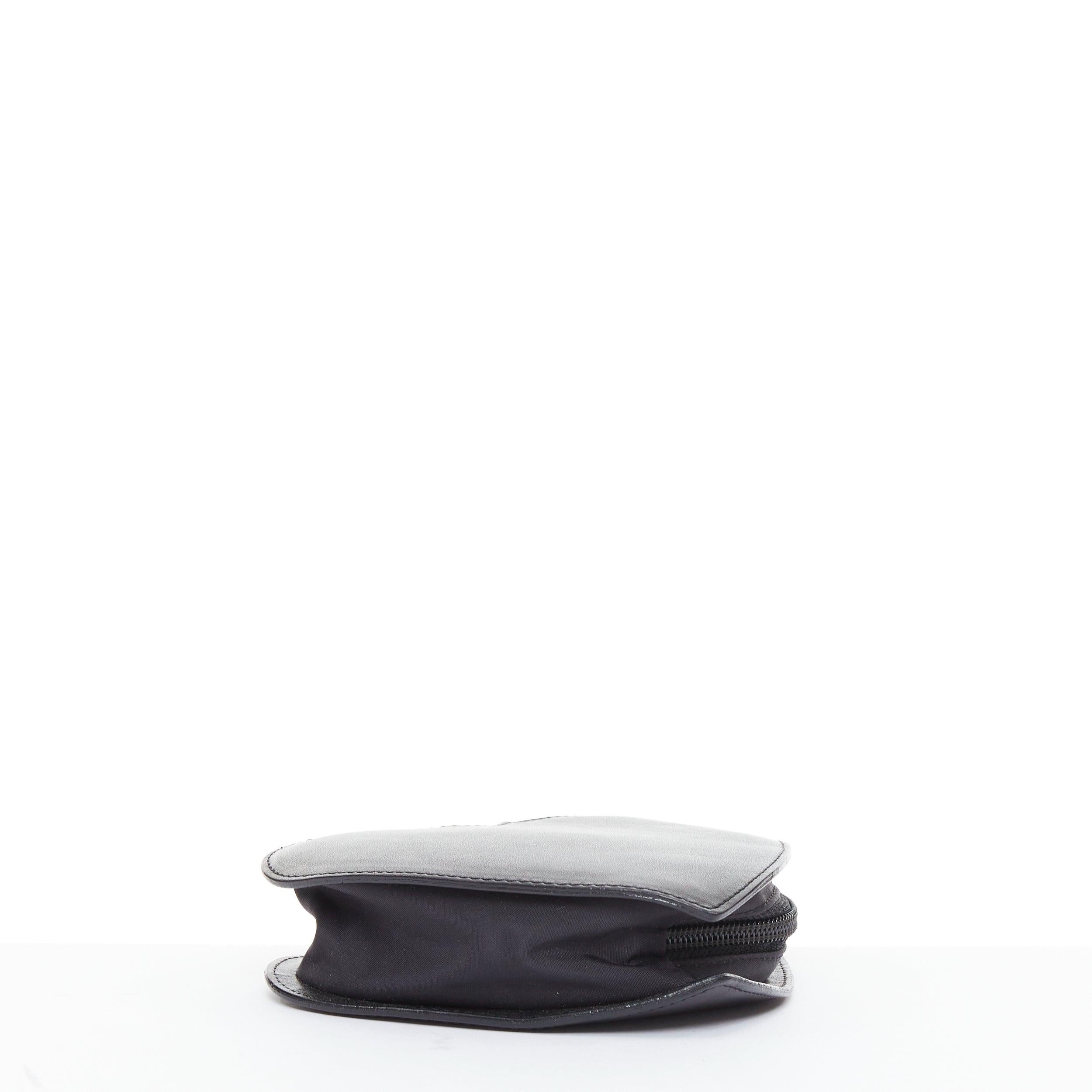 MOSCHINO Vintage Heart pochette à bracelet en cuir souple noir et or en vente 1