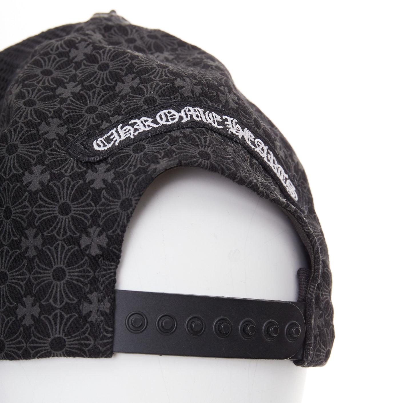 Chrome Hearts cappellino trucker in pelle d'agnello nera con patch croce cimiteriale 53-60cm
Riferimento: YIKK/A00210
Marchio: Chrome Hearts
Materiale: Cotone, pelle
Colore: nero
Modello: Tinta unita
Chiusura: Cintura
Fodera: Tessuto nero
Dettagli