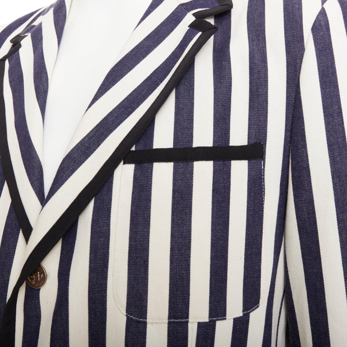 Gucci blazer nautico a righe in cotone crema navy con bottoni ad ancora IT52 XL
Riferimento: TGAS/F00094
Marchio: Gucci
Designer: A. Michel
Materiale: Cotone
Colore: Marina, Crema
Modello: A righe
Chiusura: bottone
Fodera: Tessuto Navy
Dettagli
