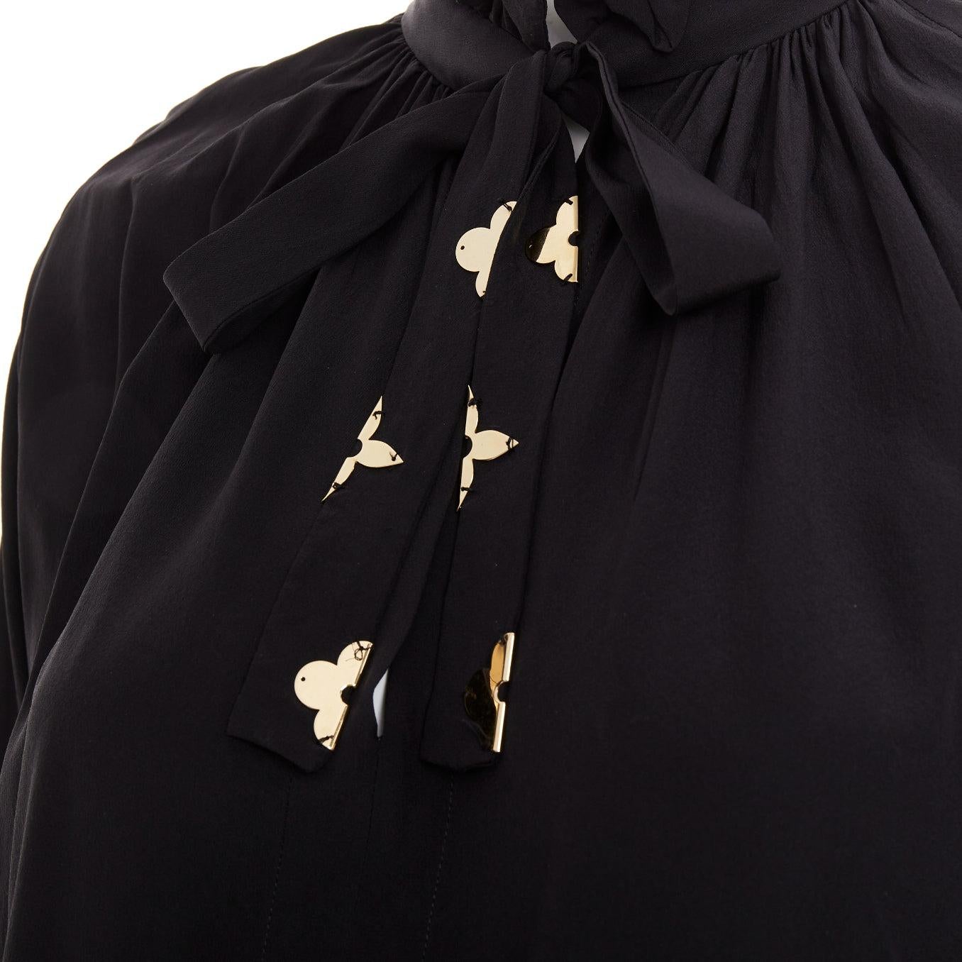 LOUIS VUITTON  100% soie noir motif fleuri doré blouse à minuit top FR36 S
Référence : TGAS/F00084
Marque : Louis Vuitton
Designer : Nicolas Ghesquiere
MATERIAL : Soie
Couleur : noir, or
Motif : Solide
Fermeture : Attache auto
Détails