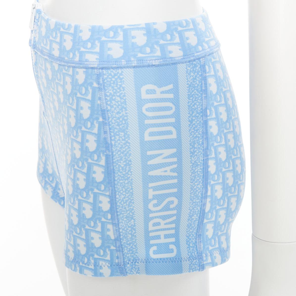 CHRISTIAN DIOR 2021 azul blanco Monograma oblicuo cremallera crop top short conjunto FR34 XS
Referencia: YIKK/A00235
Marca: Dior
Diseñadora: MARIA GRAZIA CHIURI
Colección: 2021
Material: Poliamida
Color: Azul, Blanco
Patrón: Monograma
Cierre: Media