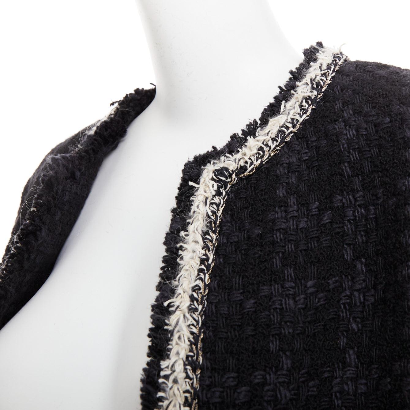 SAINT LAURENT 2021 navyfarbene Woll-Seiden-Tweedjacke mit geflochtener Silberkette FR38 M
Referenz: TGAS/F00110
Marke: Saint Laurent
Designer: Anthony Vaccarello
Collection'S: Frühjahr/Sommer 2021
MATERIAL: Schurwolle, Seide
Farbe: Marineblau,