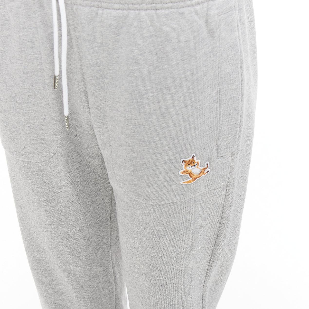 MAISON KITSUNE graue Baumwoll-Fuchsabzeichen konisch zulaufende Jogger-Sweathose XS
Referenz: YIKK/A00236
Marke: Maison Kitsune
MATERIAL: Baumwolle
Farbe: Grau, Braun
Muster: Karikatur
Verschluss: Kordelzug
Zusätzliche Details: