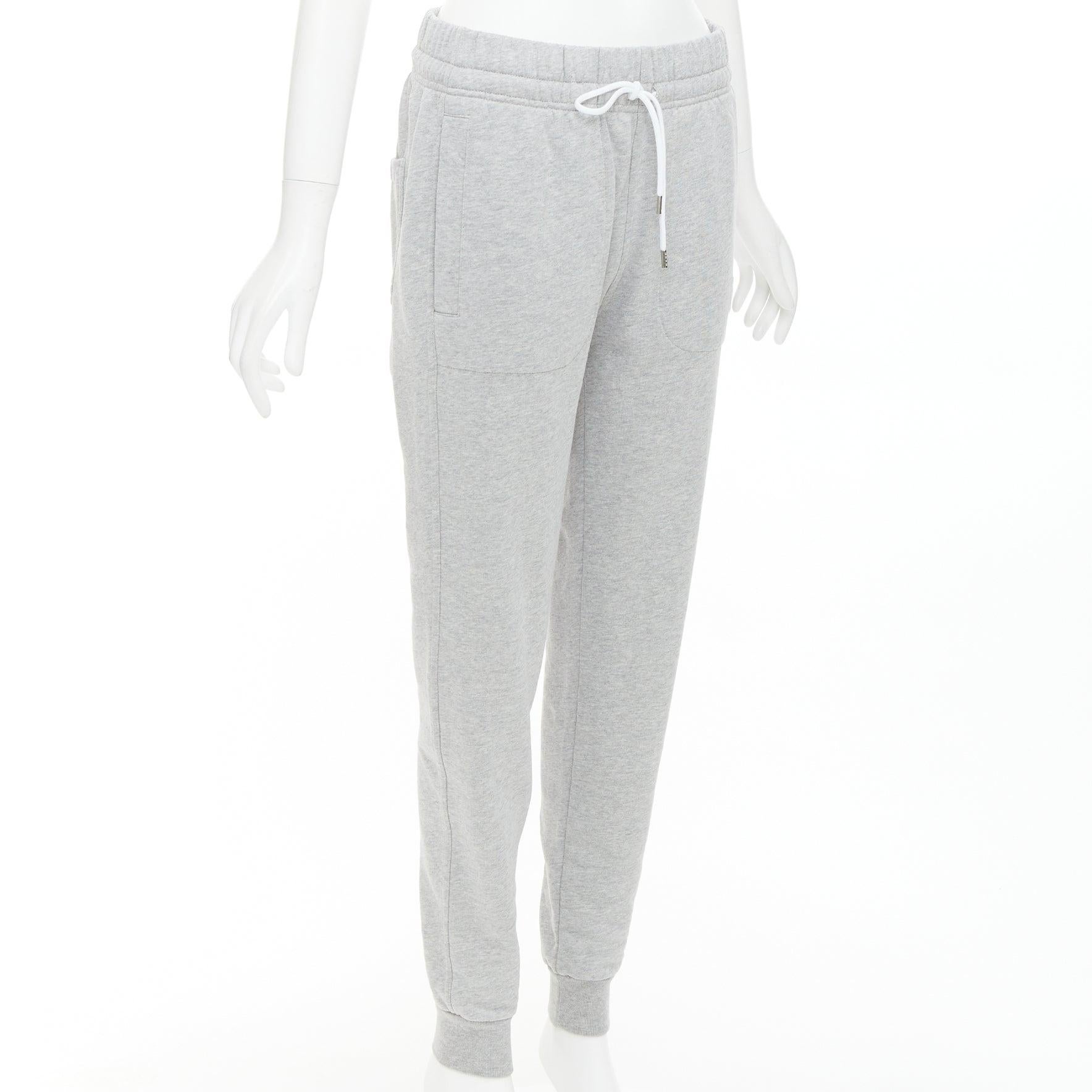 MAISON KITSUNE graue Baumwoll-Fuchsabzeichen konisch zulaufende Jogger-Sweathose XS (Grau) im Angebot