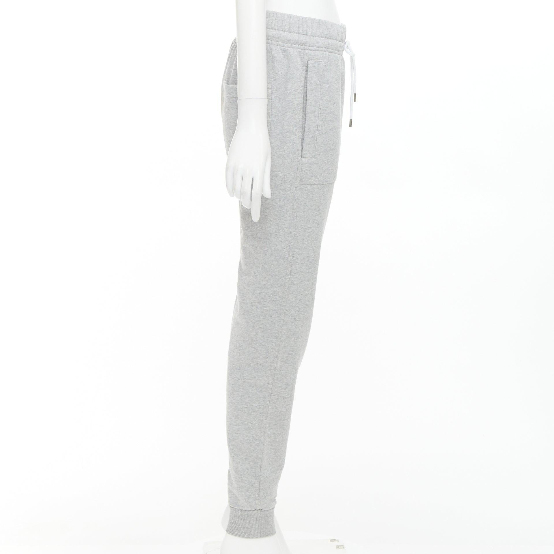 MAISON KITSUNE graue Baumwoll-Fuchsabzeichen konisch zulaufende Jogger-Sweathose XS im Zustand „Hervorragend“ im Angebot in Hong Kong, NT