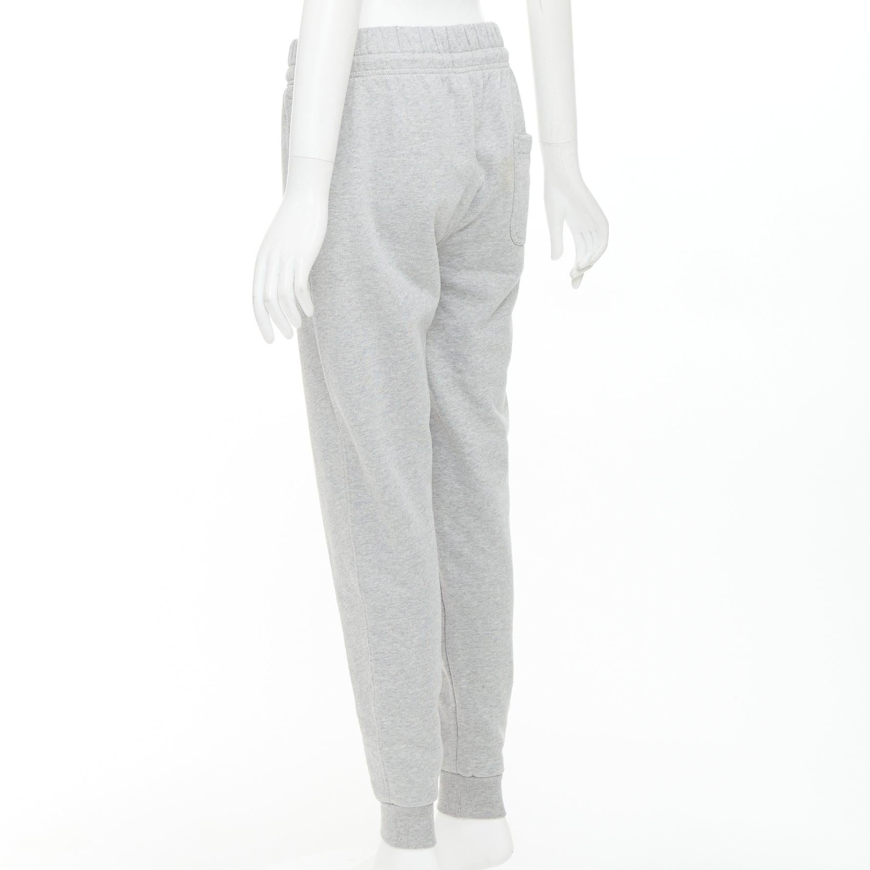 MAISON KITSUNE graue Baumwoll-Fuchsabzeichen konisch zulaufende Jogger-Sweathose XS im Angebot 1
