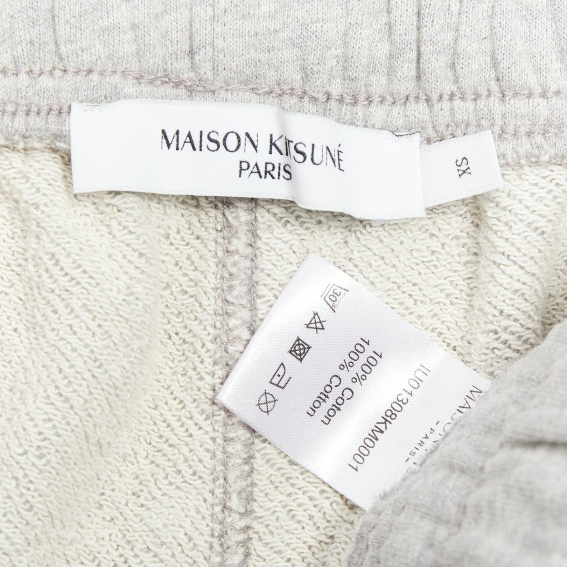 MAISON KITSUNE graue Baumwoll-Fuchsabzeichen konisch zulaufende Jogger-Sweathose XS im Angebot 3