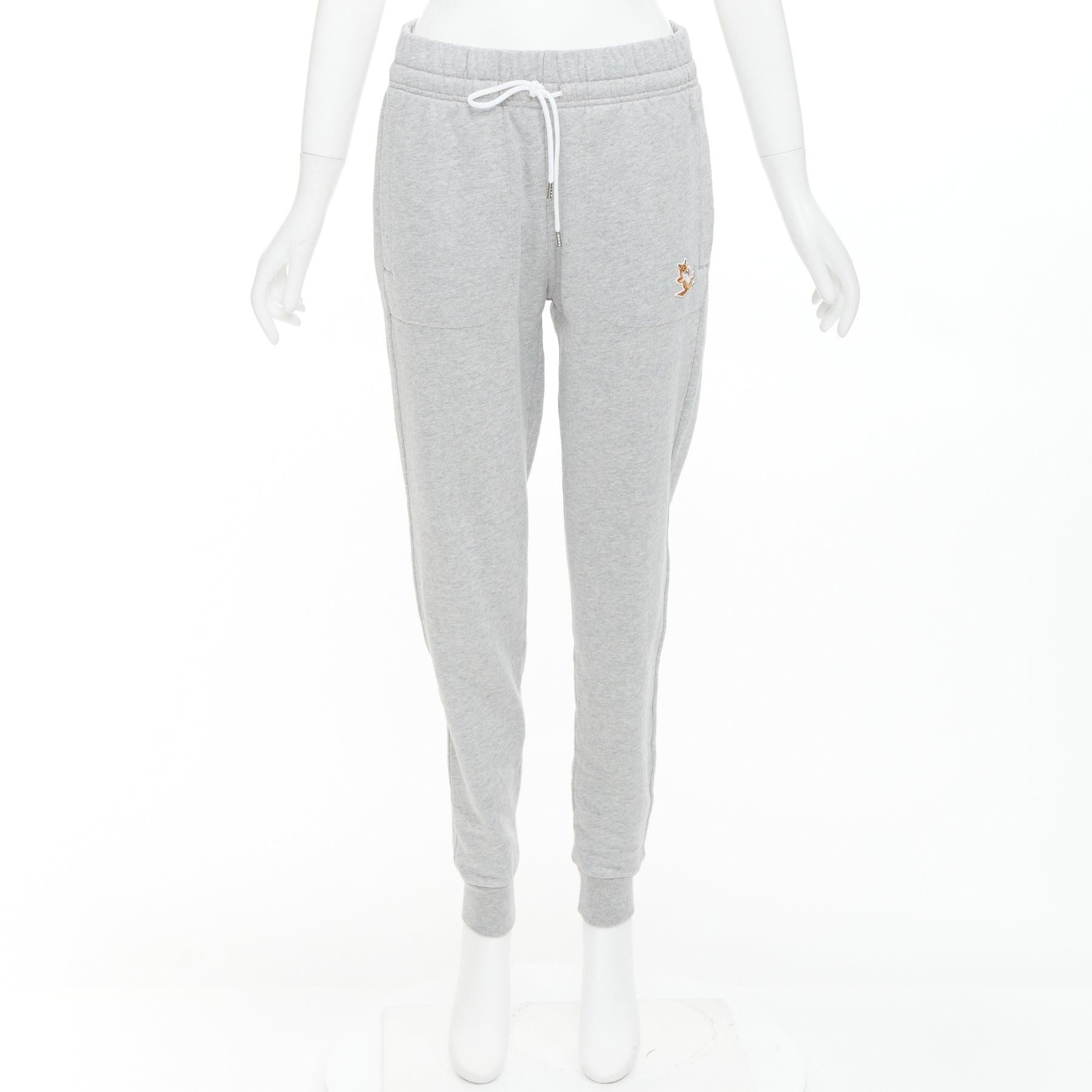 MAISON KITSUNE graue Baumwoll-Fuchsabzeichen konisch zulaufende Jogger-Sweathose XS im Angebot 4