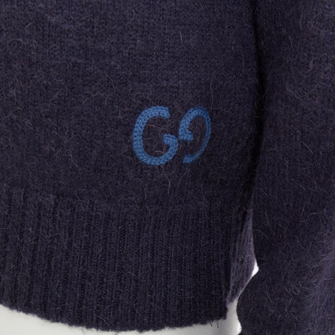 GUCCI navy grün rot gestreifter Pullover mit gesticktem Logo
Referenz: TGAS/F00088
Marke: Gucci
Designer: Alessandro Michele
MATERIAL: Fühlt sich an wie Wolle
Farbe: Marineblau, Grün
Muster: Gestreift
Verschluss: Pullover
Zusätzliche Details: GG