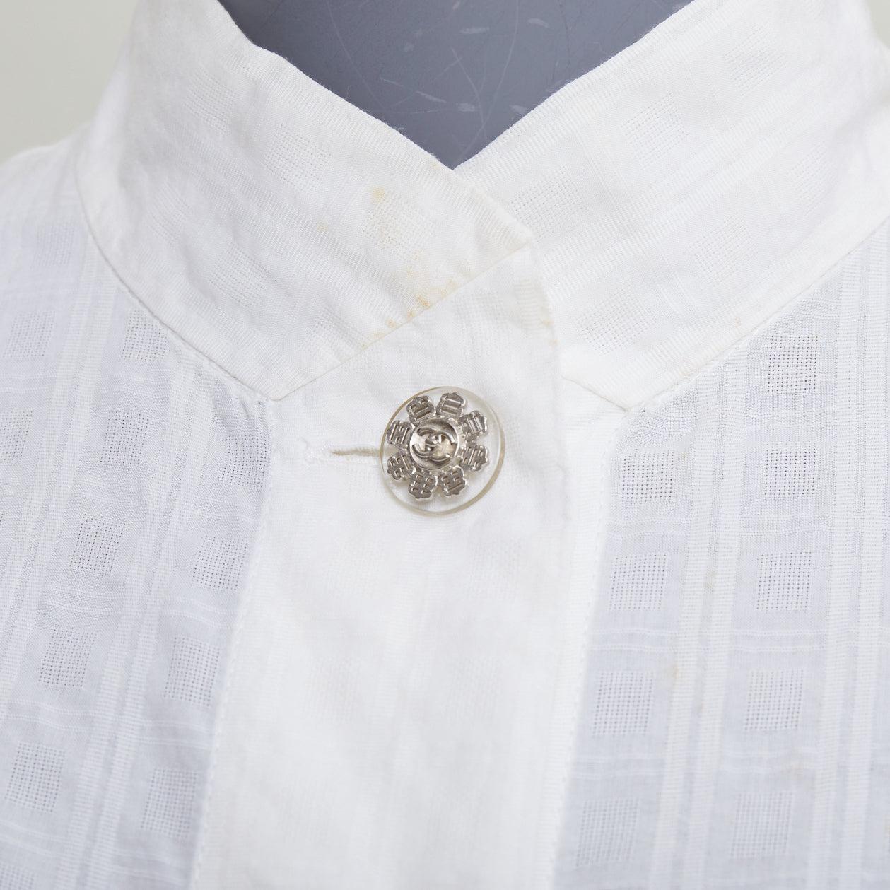 CHANEL 2016 chemise cintrée en coton crème à rayures avec logo CC FR34 XS
Référence : YIKK/A00245
Marque : Chanel
Designer : Karl Lagerfeld
Collection : 2016
Matériau : Coton
Couleur : Crème, Argent
Motif : Solide
Fermeture : bouton
Détails