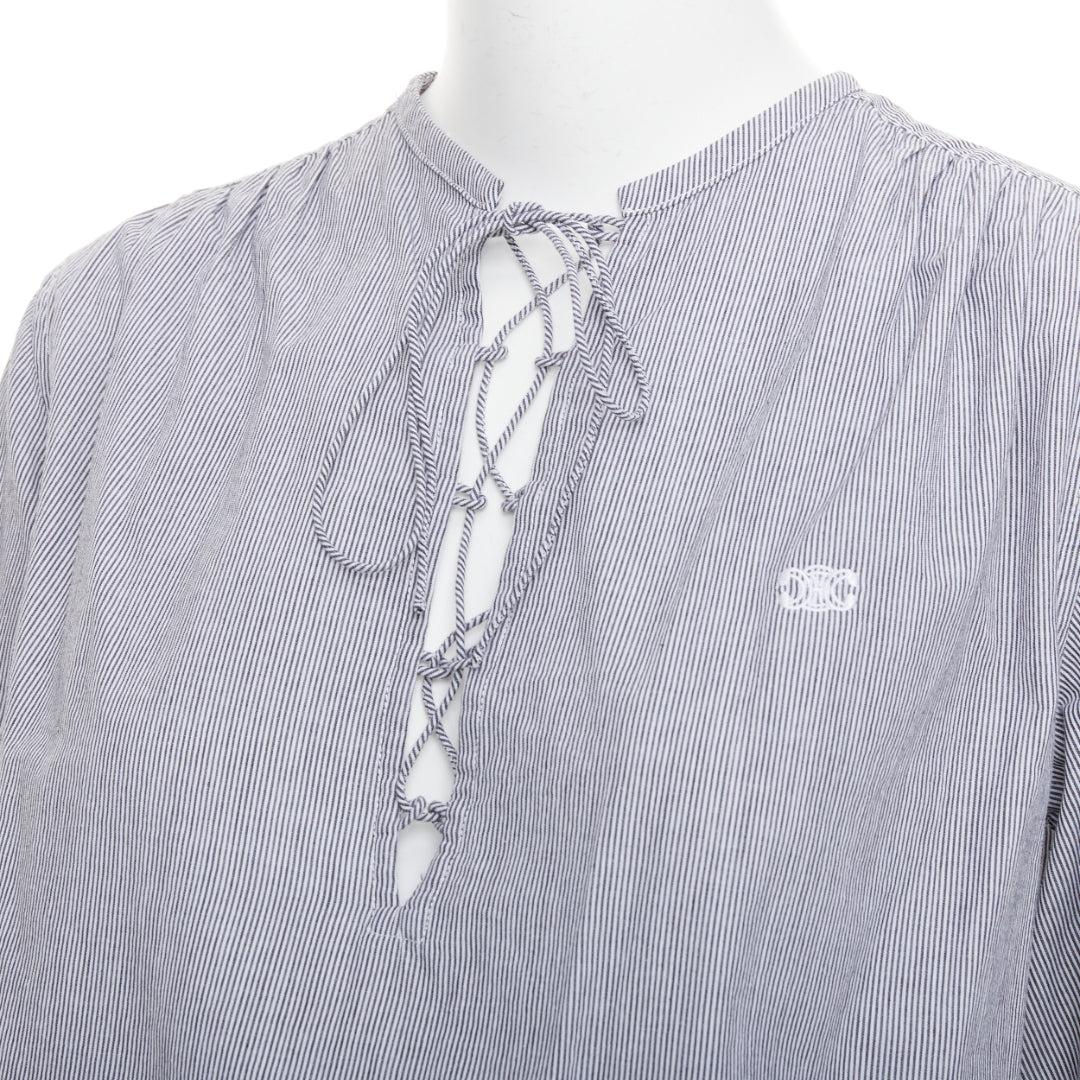 CELINE Romi camicetta a righe bianche e grigie in voile di cotone con anagramma sul davanti FR36 S
Riferimento: YIKK/A00246
Marchio: Celine
Stilista: Hedi Slimane
Modello: Romi
Materiale: Cotone
Colore: Grigio, Bianco
Modello: A righe
Chiusura: