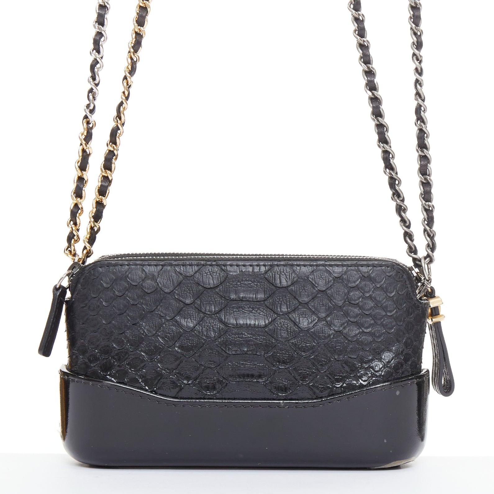 Donna Chanel Mini Gabrielle in pelle squamata con finiture in vernice doppia CC WOC in vendita