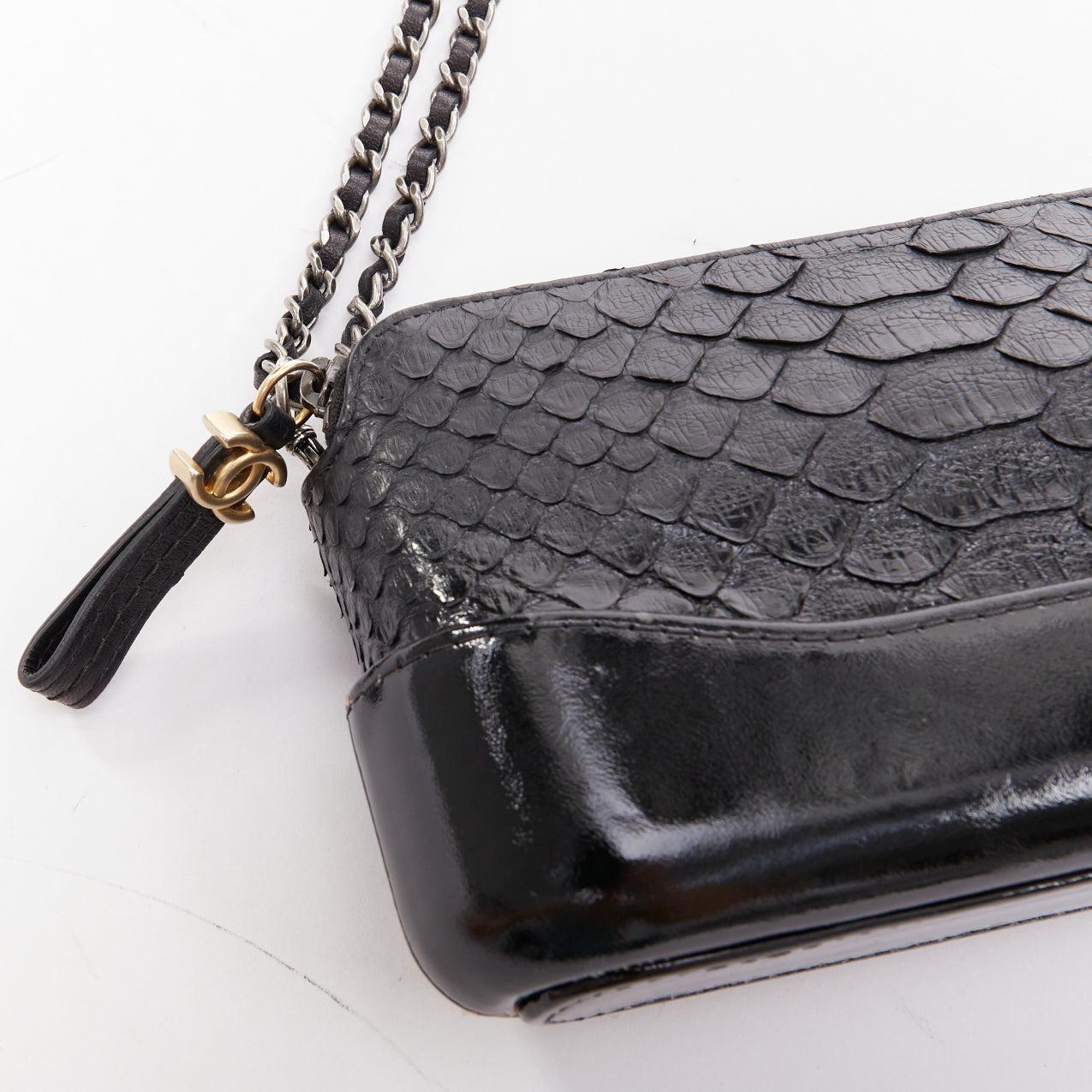 Chanel Mini Gabrielle in pelle squamata con finiture in vernice doppia CC WOC in vendita 2